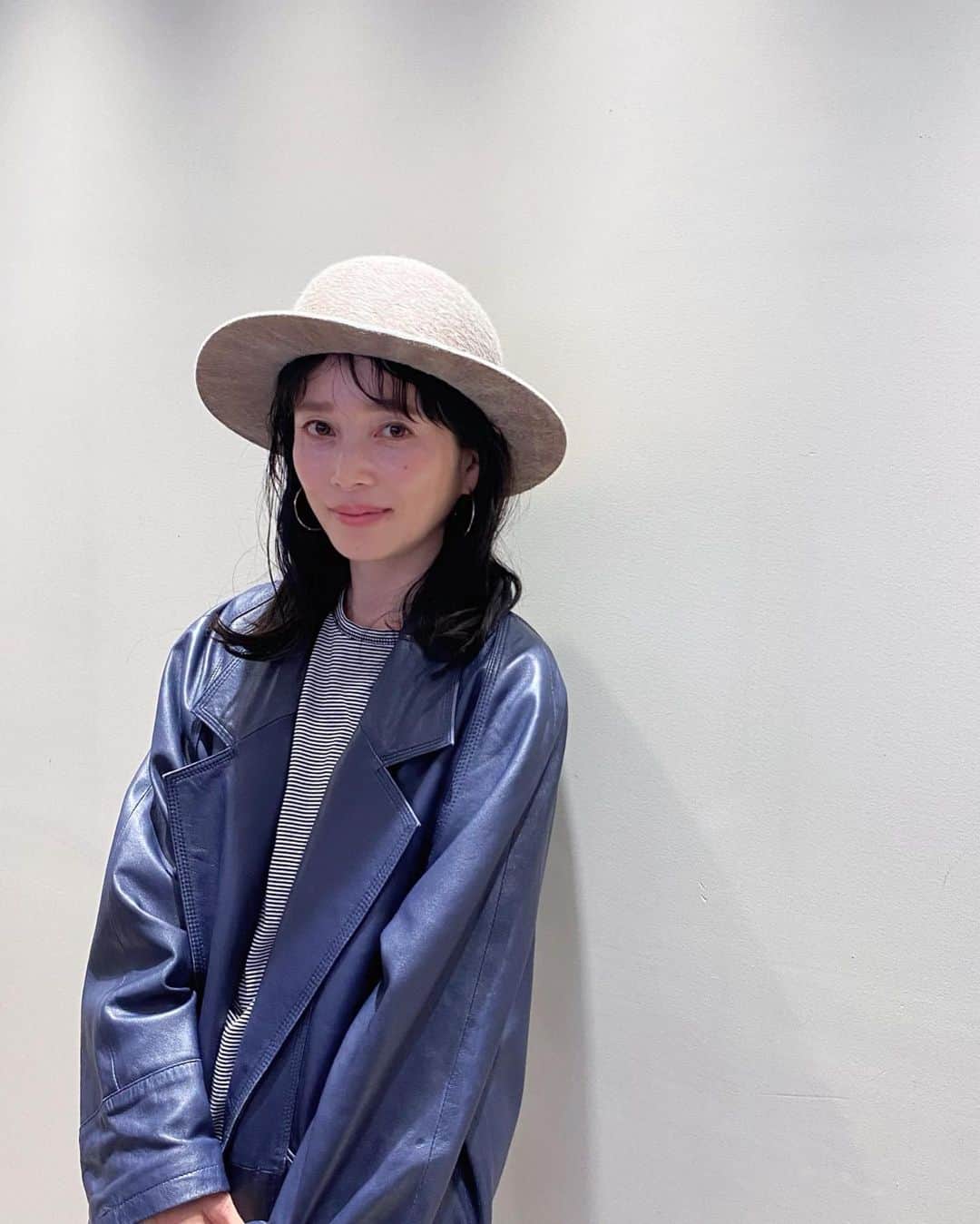 北澤 宏美さんのインスタグラム写真 - (北澤 宏美Instagram)「＊ 昨日はグランスタ東京（東京駅構内）「スクエア ゼロ」で開催されている グランスタ東京と阪神梅田本店コラボイベント 『Local Creators Department ~powered by 阪神梅田本店CREATORS VILLAGE~』の プレスリリースへ行ってきたよ🤍  『クリエイターズヴィレッジ』は 「次世代のクリエイターに出会える唯一無二のクリエイ ションと触れ合うクリエイターとのコミュニティベース」 というコンセプトのもと 東京駅に次世代クリエイターが大集合！ 数多くの素敵なブランドさんが出店されていました◎  私が真っ先に目についたのは写真でも被っている岡山の石田製帽さん @ishidaseibou × @josui_panamahat   シンプルながらに美しいフォルムと素敵カラー 珈琲で染められたとのことなのだけど 絶妙な色味を実際に見てほしい✨ ・ ・ Editorialさんのブースも気になるものばかり 可愛いすぎるピアスやイヤリングもたくさんあったよ まな板にもなるお皿『CHOPLATE』は今一番欲しいやつかもしれない🥰  時間配分考えずに見ていたので 数カ所しか回れていないのが悔やまれるのだけど 皆さまも気に入ったものが見つかるかもしれません 是非東京駅に寄り道してみてください🤍  ◻️期間：2023年11月1日〜11月7日12:00-20:00 （最終日は12:00-17:00）   ◻️場所：東京都千代田区丸の内1-9-1 東日本東京駅構内地下1階 改札内   #PR #JR東日本クロスステーション #クリエイターズヴィレッジ #東京駅 #アート #グランスタ東京 #スクエアゼロ #雑貨 #東京駅構内 #東京駅グランスタ」11月2日 20時06分 - romihy58