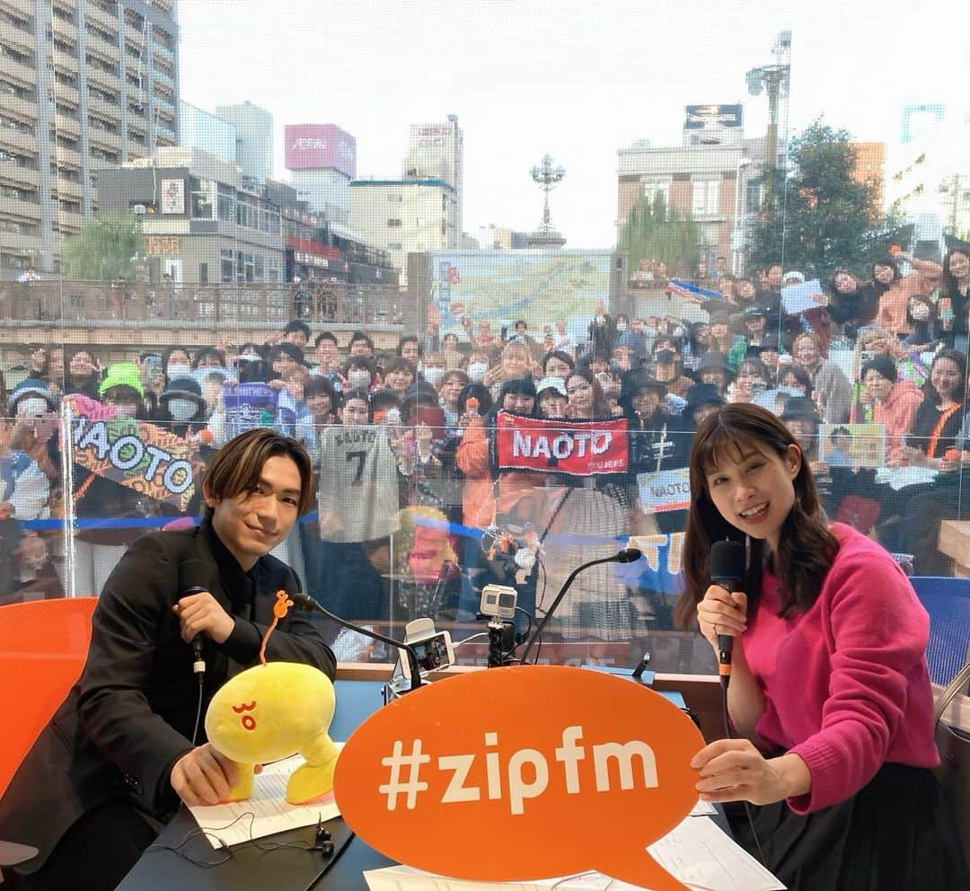 高樹リサさんのインスタグラム写真 - (高樹リサInstagram)「. 今日の #zipfm OVER VIEWは名古屋・納屋橋のすぐ近くに今週オープンしたばかりの商業施設 @colors.366_nagoya のスタジオから 公開生放送でお届けしました！ . 15時台はEXILE / 三代目 J SOUL BROTHERSのNAOTOさんがスタジオ生出演🙌 番組に届いたメッセージやリクエストはもちろん、 会場にお集まりいただいた皆さんとのお喋りも楽しみながら あっという間の2時間半でした🤭✨ #JSBLAND ドーム公演も楽しみですね🚩 . #radiko のタイムフリーでもぜひお楽しみください💓 #オーバービュー」11月2日 20時06分 - lisalisa_takagi