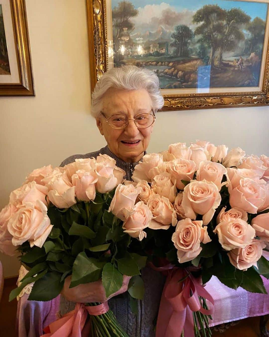 フェデリカ・ペレグリニのインスタグラム：「90 e INCREDIBILE!!   La forza delle nonne….future bis..💕  Nonna Arrivo domenica a pranzo.. prepara le Mozzarelleeeeeeeee😋」