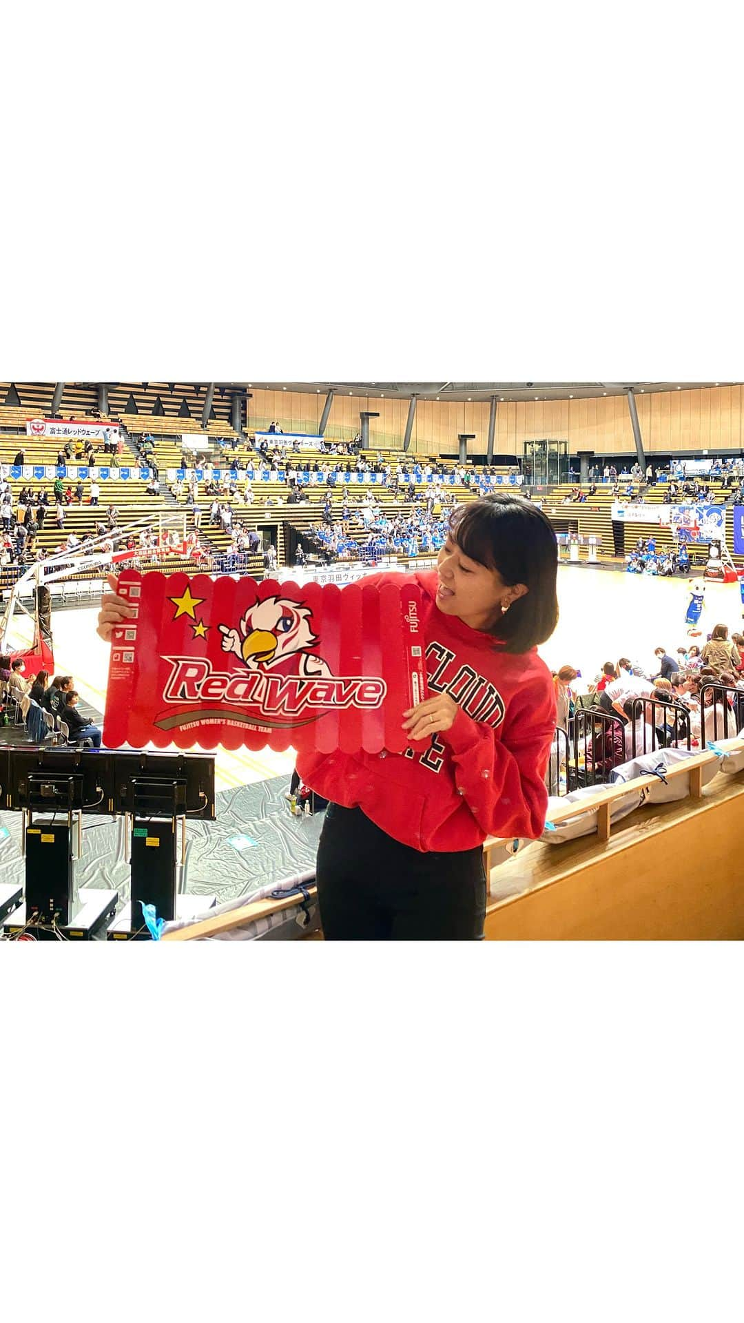 原川愛のインスタグラム：「久しぶりにスポーツ観戦へ！ つーちゃんと レッドウェーブのユニちゃんの応援に行ってきた☺︎  やっぱり 現地に行って応援するのって 楽しいですよね！！ 全力で応援するタイプです。笑  みんなすごくかっこよかった✴︎ 最高ーー！  #スポーツ観戦 #レッドウェーブ #富士通 #バスケ #basketball」