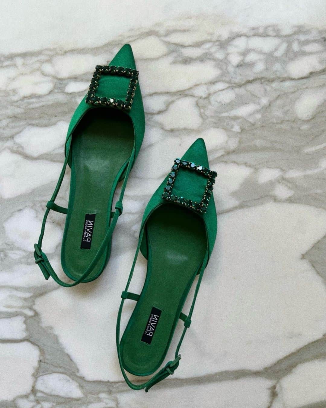 エミ・レナータのインスタグラム：「New additions to my flat shoes rotation 💚」