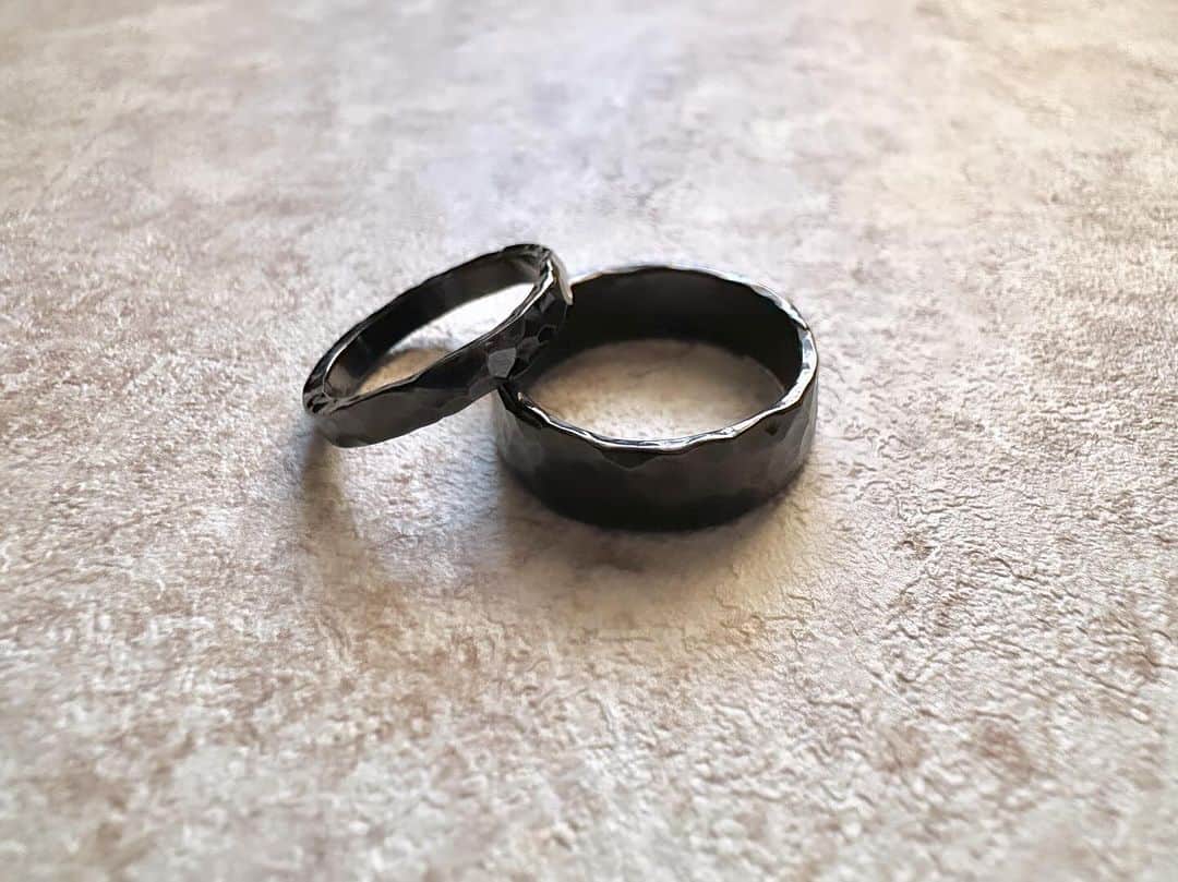 赤間紫動のインスタグラム：「nineSIXty × Shido.A nineSIXty Black Ring - - - nineSIXty Jewelry designer 加藤博照さん(カトピーさん)とのコラボレーションで自分と墨のイメージをベースに表現されたnineSIXty Black Ringが完成しました。想像以上に素晴らしい作品で嬉しい限りです。本当にありがとうございます！ - - - @ninesixty  WEB ▶︎ http://www.ninesixty.com/ - - - #ninesixty #jewelry #blackring #shidoakama」