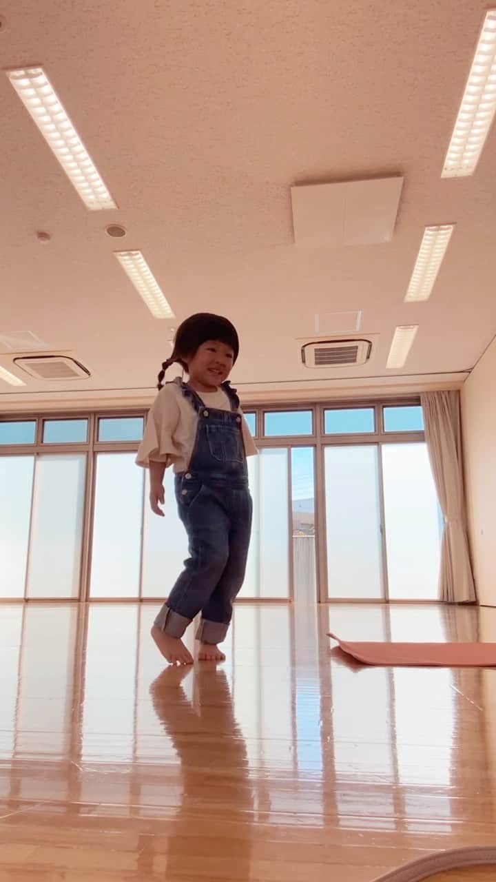 hiyoriのインスタグラム：「ちーまるの自主練  最初カンフー的な動きでしたが😂 習ったバレエを思い出したようで ちょうちょ🦋に変身✨  蜜をチューチューして 私に届けてくれました🎁  そんなママは手前で授乳中🤱 ママの練習しにきたのに！ 全然できない😭！ って怒ってたんだけど 後から見たら尊〜い♡  子育て中 思うようにいかないことだらけですが 奮闘することが大切だと思って 諦めずに抗っています‼︎🤪笑 こういう時、雑草魂が燃える〜笑  私はバレエ生まれ ヒップホップ育ち♪ 悪そなやつは  だいたい友だち♪  (わかる人🙋？同年代あぶり出し😁笑)  #子育て　#ちーまるgirls #バレエ練習 ? #3歳女の子」