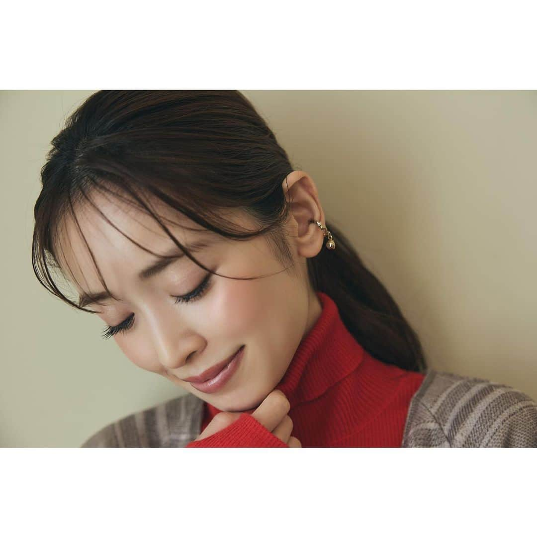 Stola. official accountさんのインスタグラム写真 - (Stola. official accountInstagram)「Beauty Talk  Vol.4大人のピンクメイク　 "透けピンク"  まるで素肌がほんのりピンクに色づいたような、ヘルシーなツヤ。 目元、チーク、口元にピンクのツヤでグラデーションを作り、ナチュラルな立体感を出して。  赤ニットとピンクメイクの組み合わせで多幸感を演出。  #Stola.#ストラ #冬メイク#ピンクメイク#大人ピンク#赤ニット #Stola_2023aw #泉里香 さん」11月2日 20時12分 - stola.jp