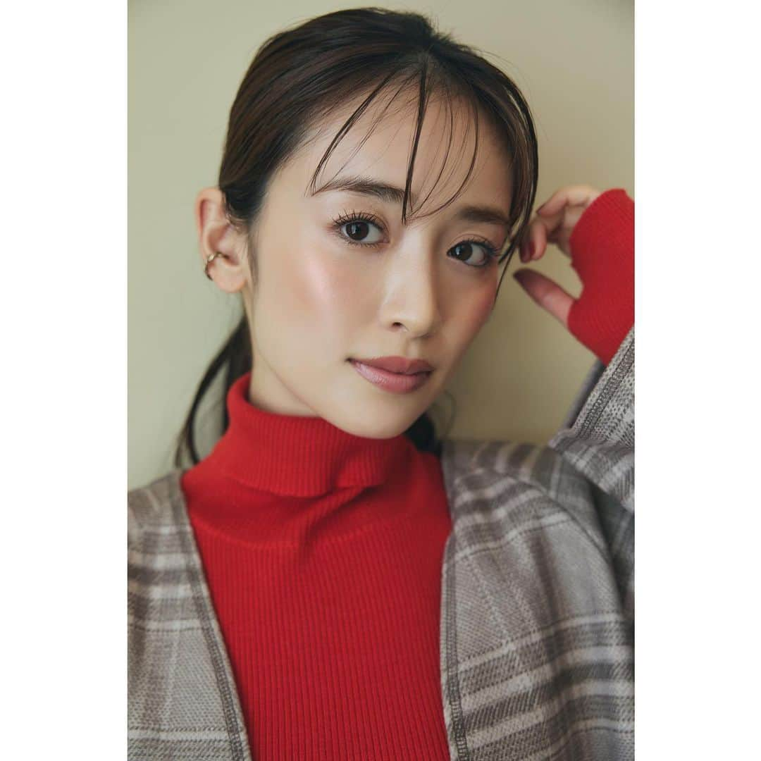 Stola. official accountさんのインスタグラム写真 - (Stola. official accountInstagram)「Beauty Talk  Vol.4大人のピンクメイク　 "透けピンク"  まるで素肌がほんのりピンクに色づいたような、ヘルシーなツヤ。 目元、チーク、口元にピンクのツヤでグラデーションを作り、ナチュラルな立体感を出して。  赤ニットとピンクメイクの組み合わせで多幸感を演出。  #Stola.#ストラ #冬メイク#ピンクメイク#大人ピンク#赤ニット #Stola_2023aw #泉里香 さん」11月2日 20時12分 - stola.jp