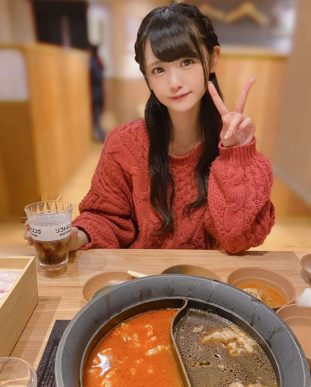 長南舞さんのインスタグラム写真 - (長南舞Instagram)「お鍋の時期になってきたねー🍲🤍 みんなは何鍋が好き？ちょなんはキムチ鍋🔥  お鍋大好き！(お肉とマロニーちゃんしか食べないけど)  #お鍋 #鍋 #しゃぶしゃぶ #美味しかった #すき焼き #可愛くて面白い店員さんいた #🫶🏻」11月2日 20時21分 - chonanmai