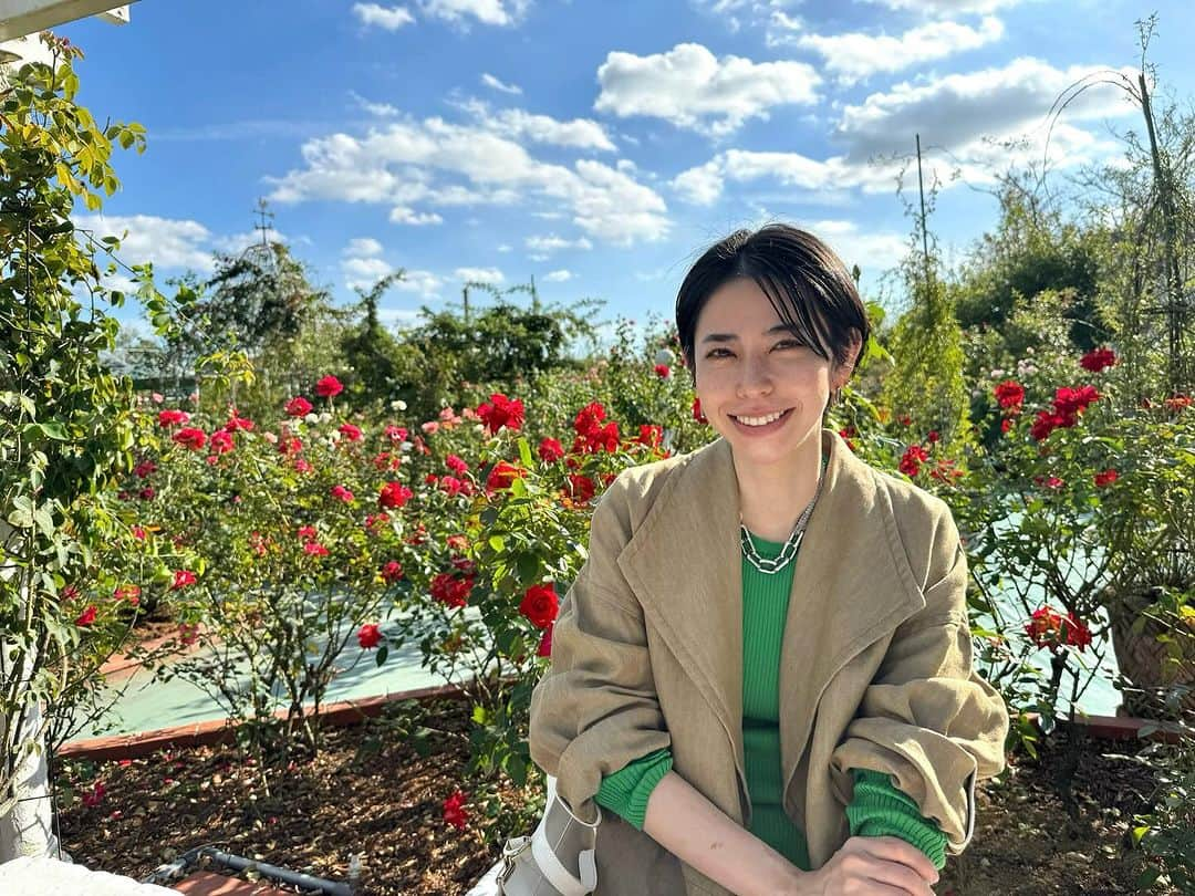 古賀陽子さんのインスタグラム写真 - (古賀陽子Instagram)「先日のススキ高原のあとバラ園へも足を伸ばしました🌹🌹 The other day, after visiting the pampas grass plateau, I went to the rose garden. ・  #姫路ばら園 #バラ園 #rose #rosegarden #絶景 #絶景写真 #絶景スポット #ニューアルバム発売  #アナログ絵 #油絵 #人物画 #portrature #アート #アーティスト #アートワーク #アートコレクター #作品 #絵画のある暮らし #絵のある暮らし #ギャラリー #oilpaintingartist #japaneseartist #artistsoninstagram #oiloncanvas #art #artwork #gallery #artist #exhibition #古賀陽子」11月2日 20時22分 - y.koga7