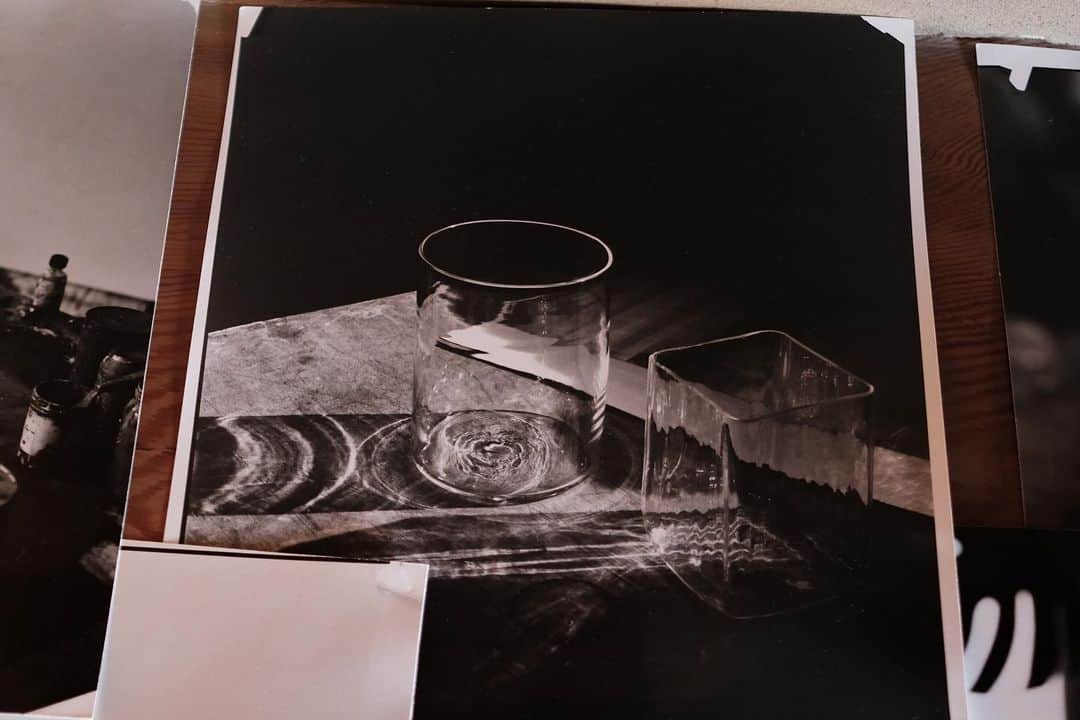 チェルシー舞花さんのインスタグラム写真 - (チェルシー舞花Instagram)「鎌倉、ink galleryにて  @glass.tableware.in.still.life  刊行記念展  @torch_press から発行されたこの作品集が素晴らしくて… 「ガラスの器と静物画　山野アンダーソン陽子と18人の画家」は広島を皮切りにオペラシティ、熊本など、巡回展がこれからあるそうで。たのしみ。  @yoko_yamano  @masahiro_sambe  @yurisuyamadesign   構想から5年越しで結実したこのプロジェクトの紆余曲折を纏めたエッセイも買いました。うーん、たのしみたのしみ。」11月2日 20時22分 - chelseamaika