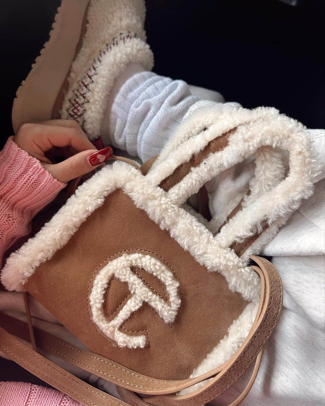 ✷kana✷さんのインスタグラム写真 - (✷kana✷Instagram)「@ugg × @telfarglobal ミニバッグ使える👜💞 去年買えなくて今年の再販で即getしました 😚  #tokyo#looks#pinklover#uggtelfar#koreanfashion#streetstyle#poloralphlauren#데일리룩#룩북#여름코디#시부야카페#150cmコーデ#UGGコーデ#海外ファッション#低身長コーデ」11月2日 20時16分 - xxkana513xx