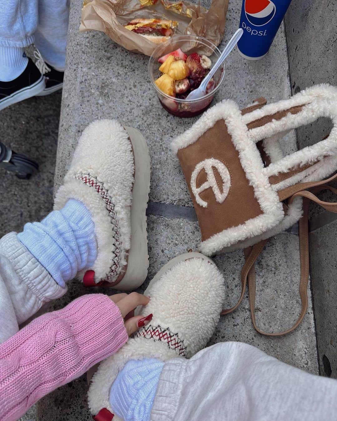 ✷kana✷さんのインスタグラム写真 - (✷kana✷Instagram)「@ugg × @telfarglobal ミニバッグ使える👜💞 去年買えなくて今年の再販で即getしました 😚  #tokyo#looks#pinklover#uggtelfar#koreanfashion#streetstyle#poloralphlauren#데일리룩#룩북#여름코디#시부야카페#150cmコーデ#UGGコーデ#海外ファッション#低身長コーデ」11月2日 20時16分 - xxkana513xx