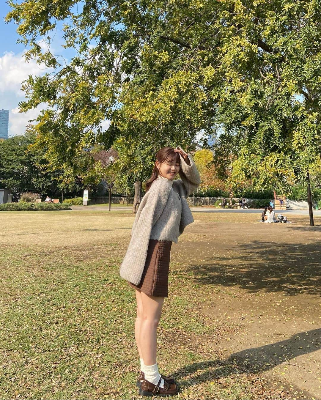 中村真凜さんのインスタグラム写真 - (中村真凜Instagram)「Autumn🐈🍂✨ みんな秋楽しんでる？？ ・ @grl_official @archives__official  #grl #grlコーデ #grl購入品 #グレイル #グレイルコーデ #グレイル購入品 #秋服コーデ #秋服 #芝公園 #芝公園ピクニック」11月2日 20時17分 - marimero1121