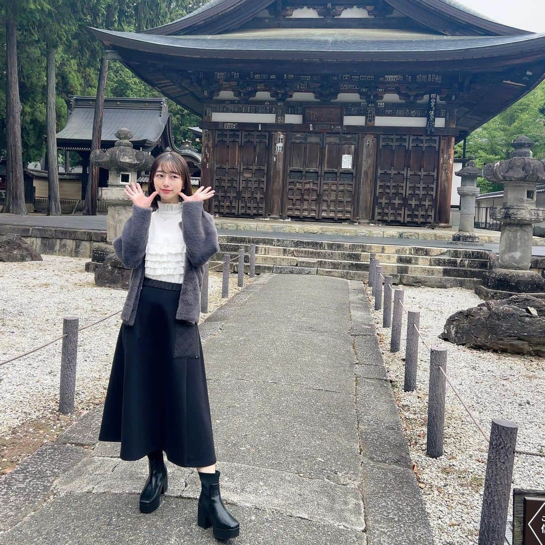 大須賀あみのインスタグラム：「少し前だけど、山梨の塩山にある #坐忘 に行ってきたよ！  ホスピタリティと地元の食材を使った料理がとても素晴らしくて是非ともまた行きたい。 ほんとに、微妙だなって思う料理が一つもなかった！！  山梨って河口湖や山中湖あたりに良い宿が集まりがちだと思っていたけれど、坐忘本当に良かった😊  客室にサウナ付きのお部屋もあるみたいだから、サウナ好きの方にもおすすめ！  1枚目の写真は坐忘の近くにある#恵林寺  2枚目は坐忘の客室から撮った写真 3枚目は撮り忘れがたくさんあるけど夕飯。お腹空きすぎて焦ってしまい、半分くらいしか撮ってないきがする！笑  坐忘のお庭とかも綺麗だったのに、ちゃんとした写真が撮れなかったのが心残りです！  #plst #birthdaybash #cotorica #モノトーンコーデ」