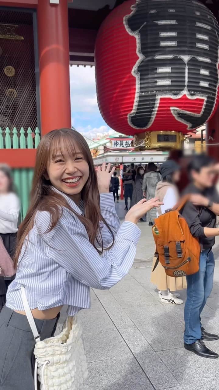 平山真衣のインスタグラム：「浅草デート風動画🗼   メンチカツ2個と団子とラーメンとギョーザといちごジュースとせんべいと食べたなぁー✌🏻‎笑 #食べ過ぎ      #東京観光 #東京#デートコーデ#デート動画#浅草#浅草グルメ #NMB48#02」