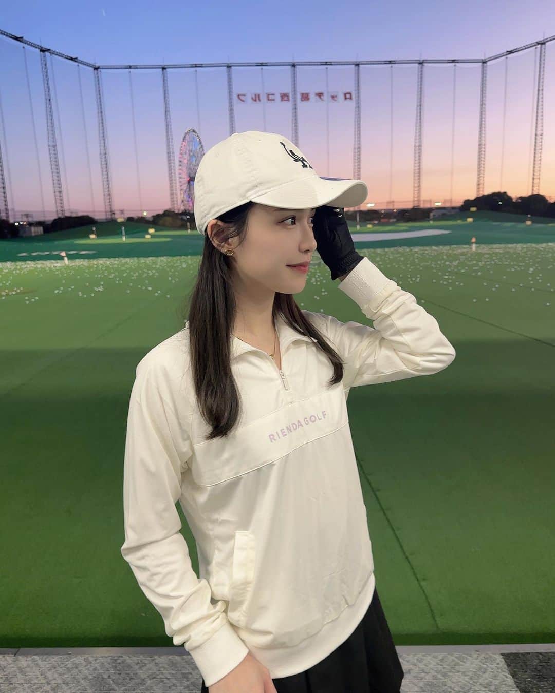 矢田伶華のインスタグラム：「𝑔𝑜𝑙𝑓🏌️‍♀️  綺麗な夕焼けと共に、、☁⸒⸒  @rienda_golf さんのPOP UPで ゲットしたトップス🤍  最近ゴルフ行けてないから、ラウンドで着るのもたのしみっ🥹🫶🏻  #ゴルフウェア #ゴルフ女子 #rienda #riendagolf #ゴルフ場 #ゴルフ練習」