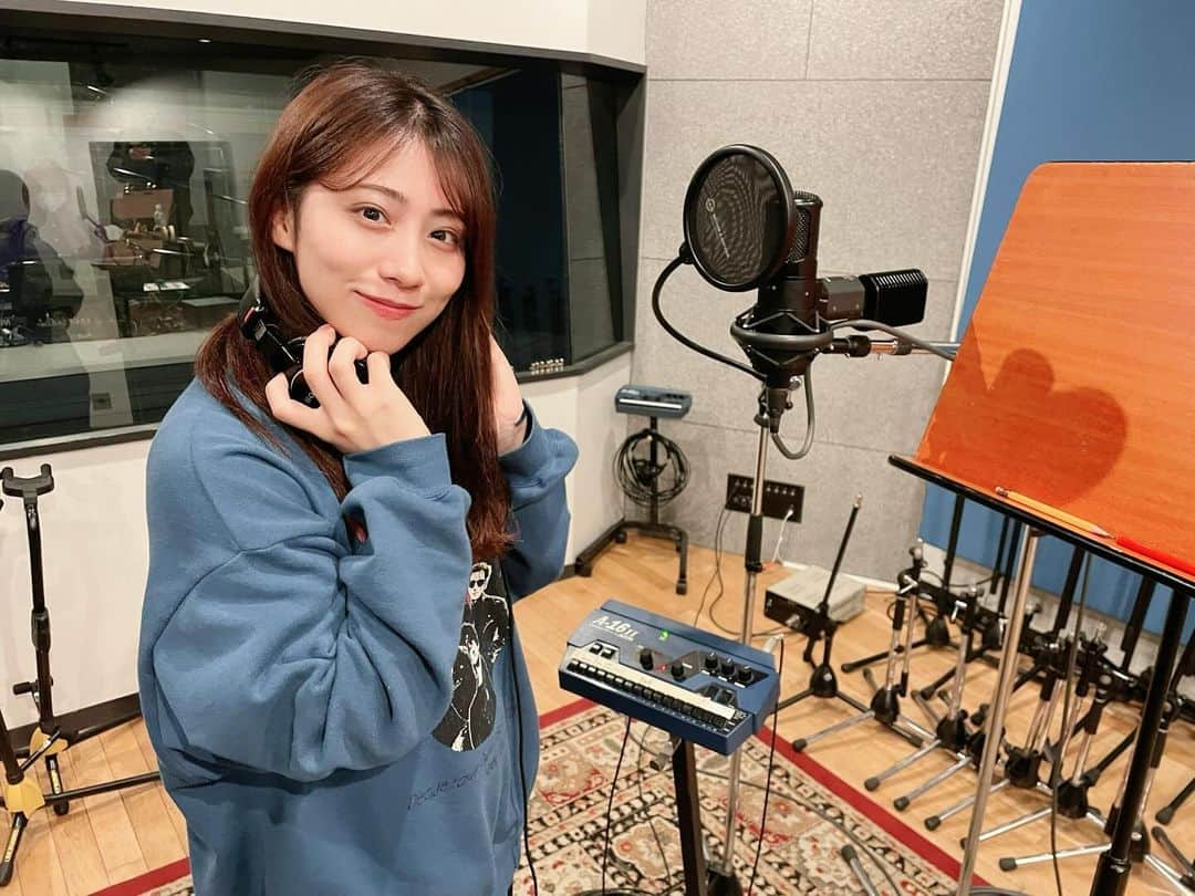 坂本遥奈のインスタグラム：「今日もアルバムに向けての 新曲レコーディング🎤  可愛い♪心地良い曲〜♪ タフ民を想像してうたってたら 早くライブで歌いたい欲が強まった！🥹  ツアーたのしみいいい！ 全国15ヵ所！30公演！ お近くの場所に遊びにきてね〜✌️  そして！今日は木曜日！ 22:00からは CBCラジオ「推シマシ」です📻 きいてね〜☺️」