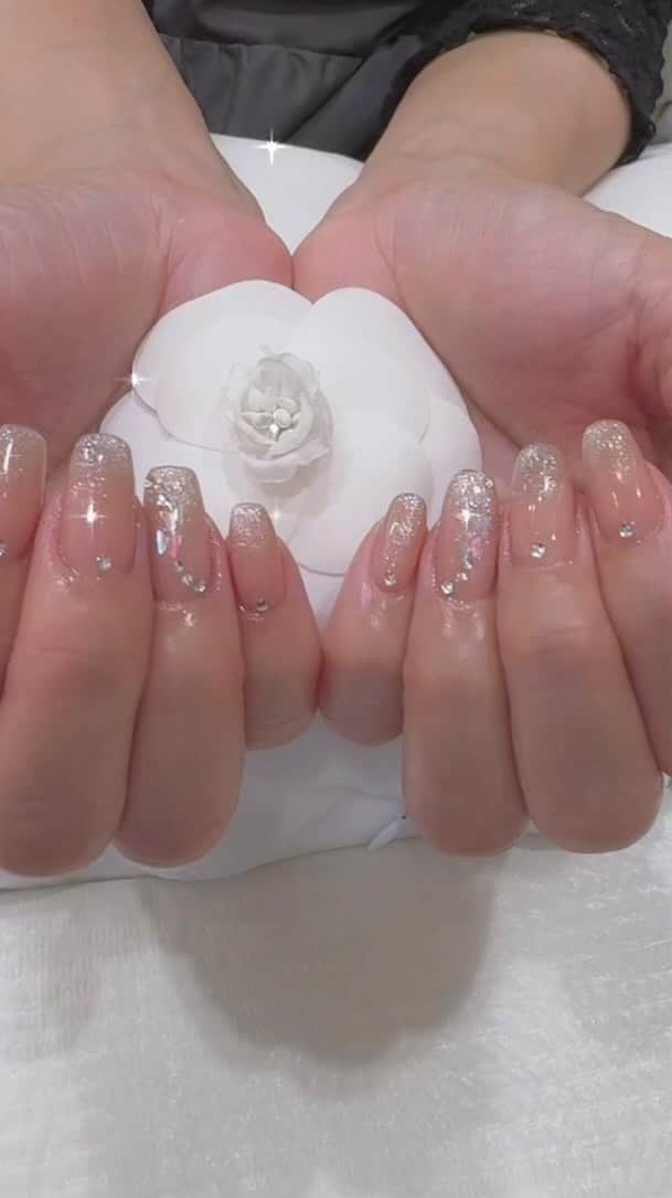 宮田綾子のインスタグラム：「↑new nail💅✨今年最後のネイル✨来月は手術があるのでネイルオフしなきゃいけないので、先月やっていただいて超気に入ってたのでまた同じデザインにしていただきました💓 指がめちゃくちゃ長く見える  「宮田綾子の投稿を見た」とご予約の方はこのデザインを含む今月のキャンペーンネイルが初回9,900円、パレスホテル東京内のミランダネイルサロンです 五つ星ホテルで1万円以下はすごい クリスマスや年末のご予約はお早めにどうぞ♩ @mirandapalace ←ご予約はネットかお電話で💓  51歳 美容やトレーニングを投稿しています！ フォローして他のリールもチェックしてみてね👀 ❤️ @ayako__miyata ←23.1万フォロワーありがとう❤️  #PR #ミランダネイル #ネイル #newnail  #ネイルデザイン #トレンドネイル #大人ネイル #newネイル #新作ネイル #韓国ネイル #네일 #네일아트 #네일디자인 #네일아트디자인 #パレスホテル東京 #nail #naildesign #東京ネイルサロン #ワンホンネイル #ミラーネイル」