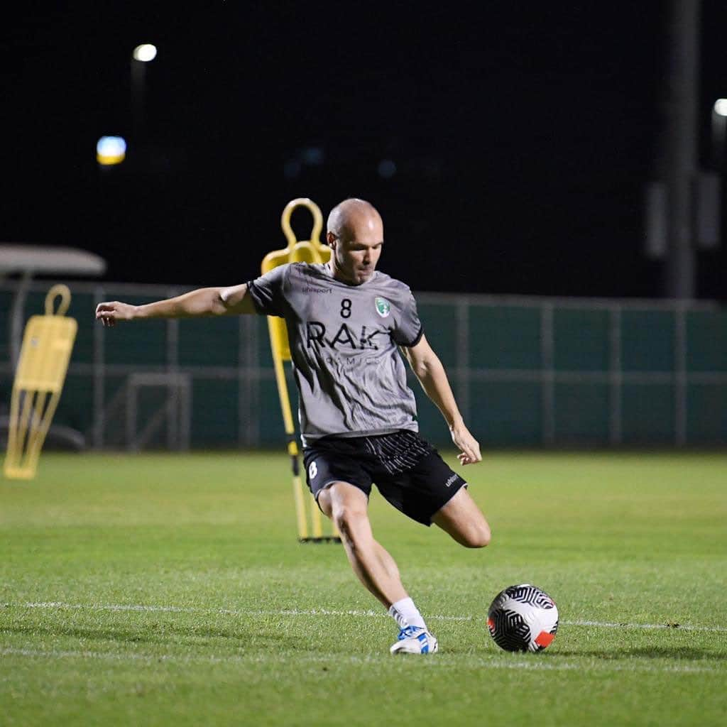 アンドレス・イニエスタさんのインスタグラム写真 - (アンドレス・イニエスタInstagram)「Con todo a por un nuevo partido! 💪🏻 Vamos @emirates_fc! 🔥⚽   💪🏻 مع الكل، لمباراة أخرى تنتظرنا  🔥⚽️هيا @emirates_fc」11月2日 20時31分 - andresiniesta8