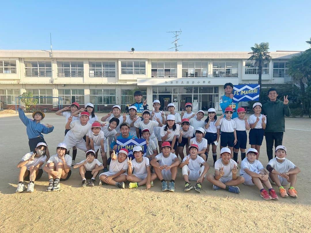 櫻内渚のインスタグラム：「あいさつ運動＆みまもる運動 今日は朝倉小学校。 安全に帰りましょう😁  #fc今治 #突き進め光射す方へ #朝倉小学校 #次はどこの学校かな」