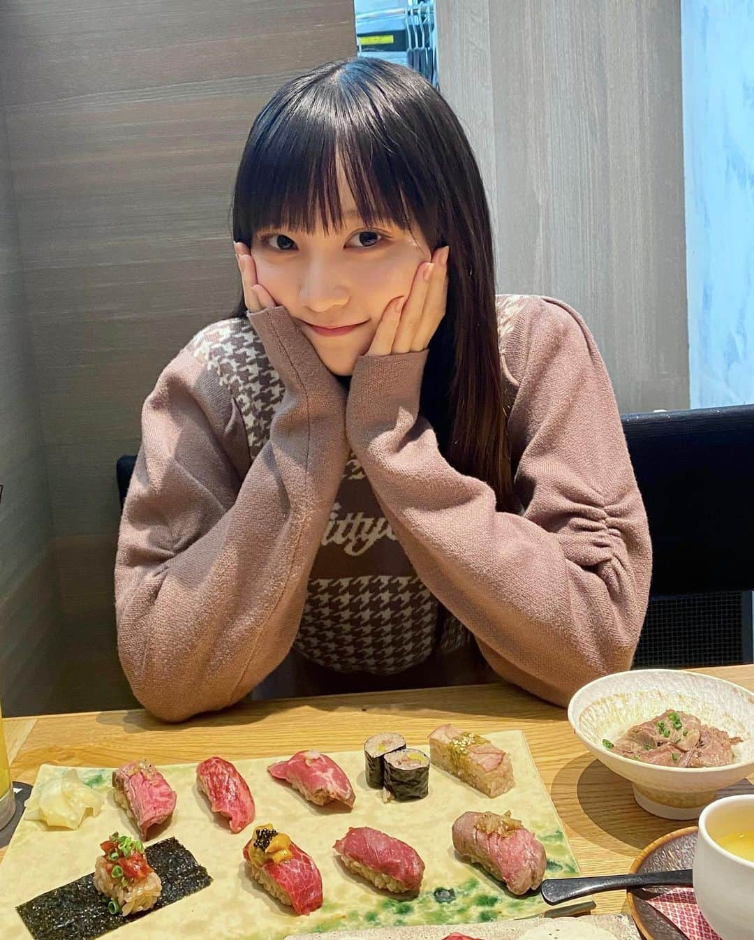 小杉怜子のインスタグラム：「🥩🍣 どれが1番おいしそうですか？  美味しいごはんを美味しそうに撮るの苦手すぎる。 どなたかやり方おしえてください。笑  最近は、ご飯を撮る時ポートレートモードにすると"それっぽく"なることを覚えましたよ🍽  .  .  .  #きんたん #金舌 #KINTAN #肉寿司 #小杉怜子 #こすこ #すこ #肉寿司す  #オレンジジュースがこの世の飲み物の中で1番美味しい」