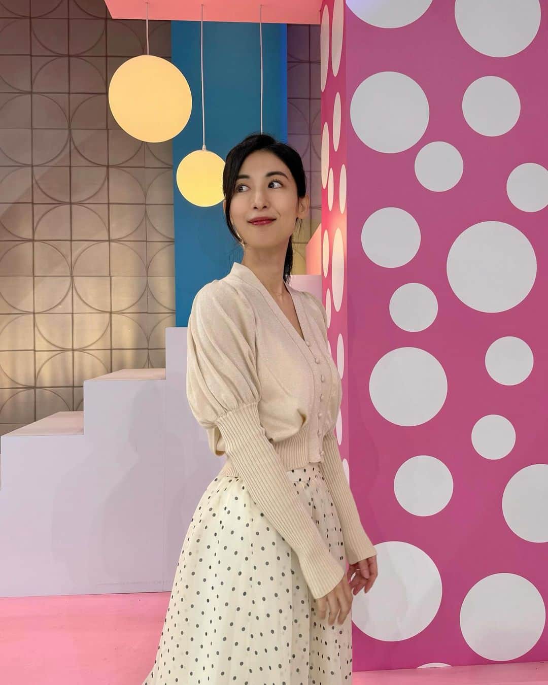 大久保麻梨子のインスタグラム：「來新節目錄影 新Set  好粉紅 好可愛  台湾の新しい番組の収録 新しいセットはピンクピンクでファンシーでした。  上衣 @fray_id_tw  裙子 @snidel_taiwan  #女王大人」