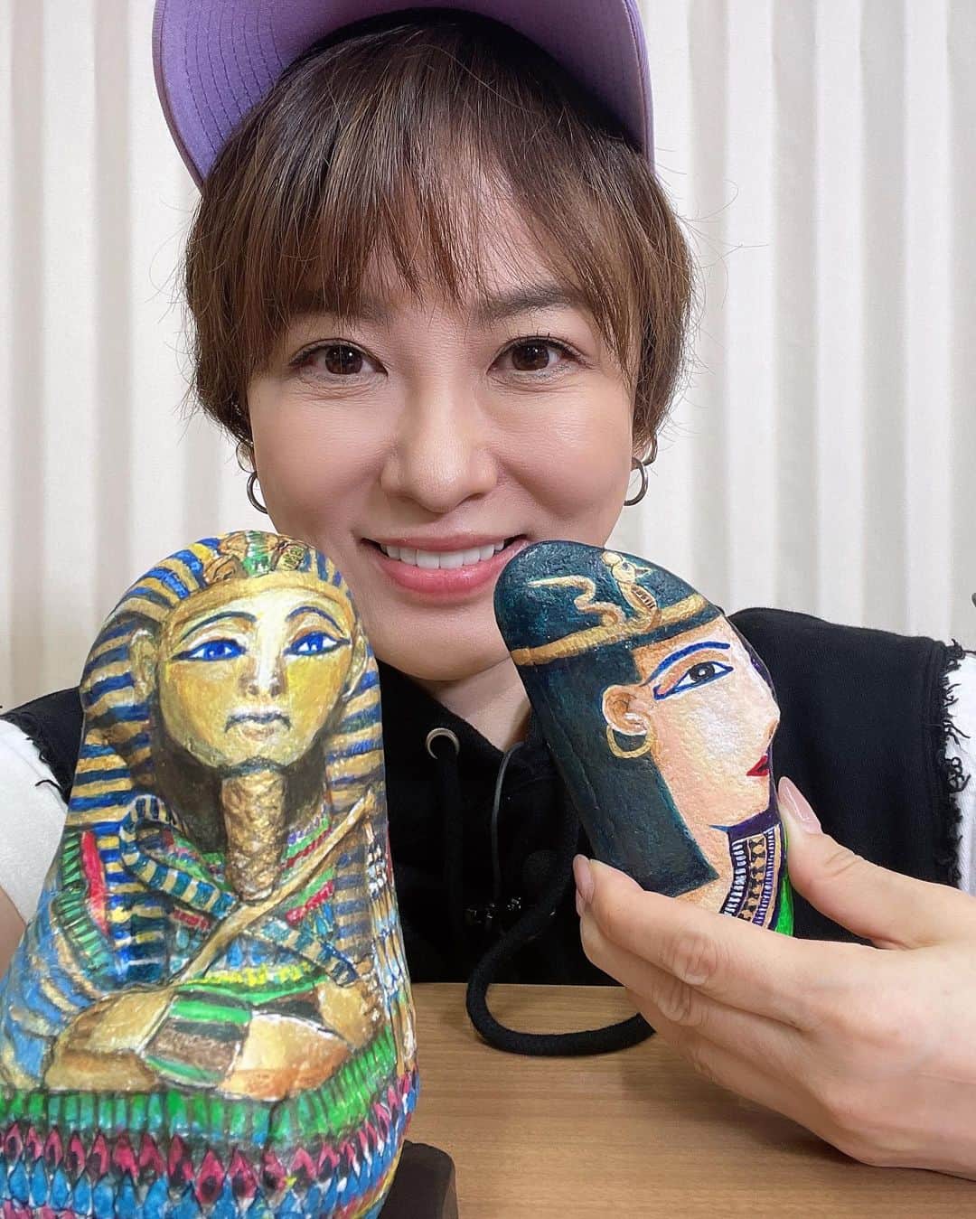 鈴木砂羽さんのインスタグラム写真 - (鈴木砂羽Instagram)「「一発特待生‼️」 なんて、 のっけから、自分かましてましたが。。 内心はドキドキ💦  そして、  ありがとうございます🙏  ツタンカーメンなんて 描いたことなかったけど、 なんとかなってよかった、、💦 「時空の歪み」？！があって 歪んでるところも味でしょう？ よく見ると可愛らしい顔してんのよ、 このマスクちゃん🪨  #ストーンアート  面白く描けてよかったです🎨  #プレバト  #ゴールド美女は実は裏表ありました  #俳句  は〜アレですね。。。 どうにも難しいですね。。💦」11月2日 20時24分 - bombon_sawa