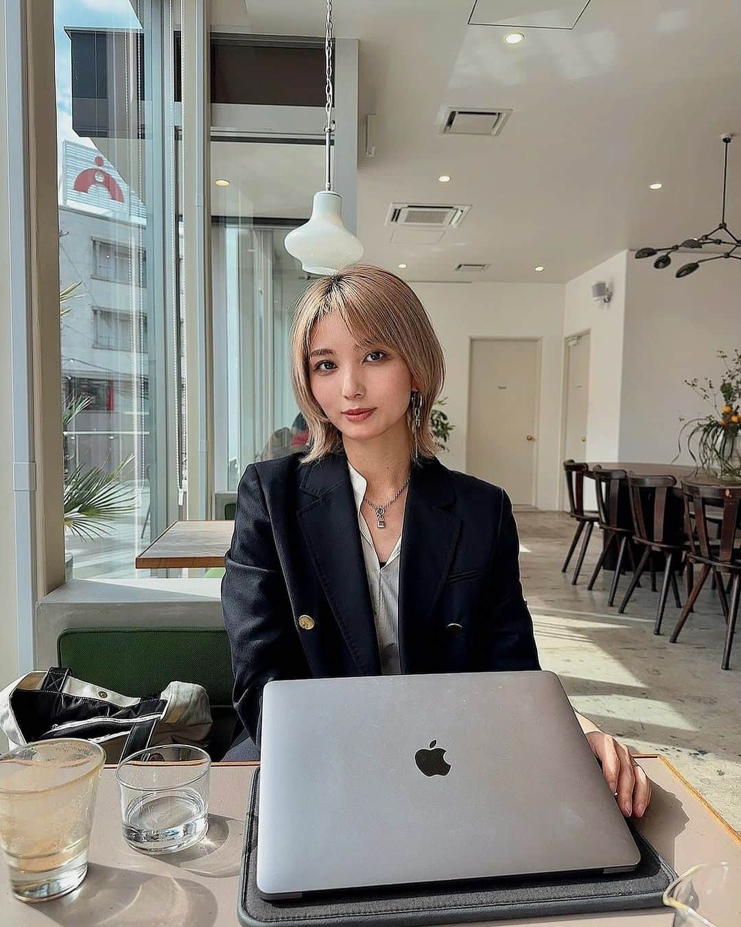 のインスタグラム：「【お知らせ】 昨日、11/1付けで無事ADDIXY株式会社が誕生しました。  これから起こるであろうたくさんの良いことも大変なことも全て受け止め、前に進める覚悟で挑みます。  まずは12/16(土)-17(日)の2日間 @addixy_official ブランドリニューアルイベントとして、24SSの新作受注会を開催します。 普段オンラインでしか購入できないアイテムの通常販売に加え、リニューアルしパワーアップした新作の試着受注会も行います。  これまではレディースアイテムを中心にユニセックス商品もあり、という形でしたが今回からはメンズ商品も加わり、商品数もかなり増えます。  これまで以上にお楽しみいただけるラインナップになっているので皆様どなたでも、ぜひお越しください🙇‍♀️✨  【ADDIXY Renewal Open Anniversary Event 2024 Spring Summer EXHIBITION 】  詳細はプロフィールリンク🔗ADDIXY HPにてご覧いただけます  -開催期間-  2023 / 12 / 16 （SAT）12:00-19:00 2023 / 12 / 17 （SUN）11:00-18:00    -開催場所-  〒107-0061 東京都港区北青山３丁目９−１  OMOTEANDO391ビル2階 表参道駅徒歩2分 （UNITED NUDEさんという靴屋さんが１階に入っています）  #addixy #展示会 #24ss」
