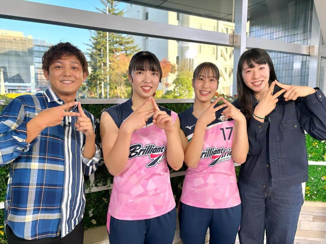 松山航大のインスタグラム：「★ 🏐ブリリアントアリーズ生出演✨ . バレーボール国内リーグ、女子V2のルートインホテルズ･ブリリアントアリーズから、#横田実穂 選手と#高野夏輝 選手がふるさとライブに生出演してくれました！ . そして、#村山美佳 選手も特別出演😎 . 今シーズンの意気込みや、バレーボールあるあるなど、様々な質問に答えていただきました🙋 . チームは、開幕2連勝で好スタート！ 次のホーム戦は、上田市で12月2日(土)＆3日(日)開催です！ . ぜひ、会場でブリアリを応援してください📣 . #バレーボール #バレー #女子 #Vリーグ #ルートインホテルズ #ブリリアントアリーズ #ブリアリ #春高バレー #春高 #上田市 #スポーツ #岡谷市 #長野放送 #ふるさとライブ #アナウンサー #松山航大」