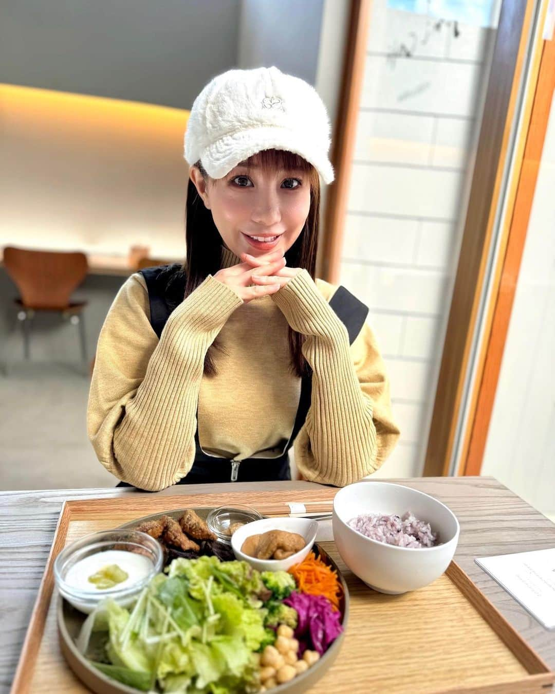 島川未有のインスタグラム：「バランス良きなランチ😋 ファーアイテムを身に付けたくなる季節になってきました😊  #徳島グルメ#徳島カフェ#徳島ランチ#ootd#japan#follow#followｍe#photo#tokushima#tflers#likesforlike#instalike」