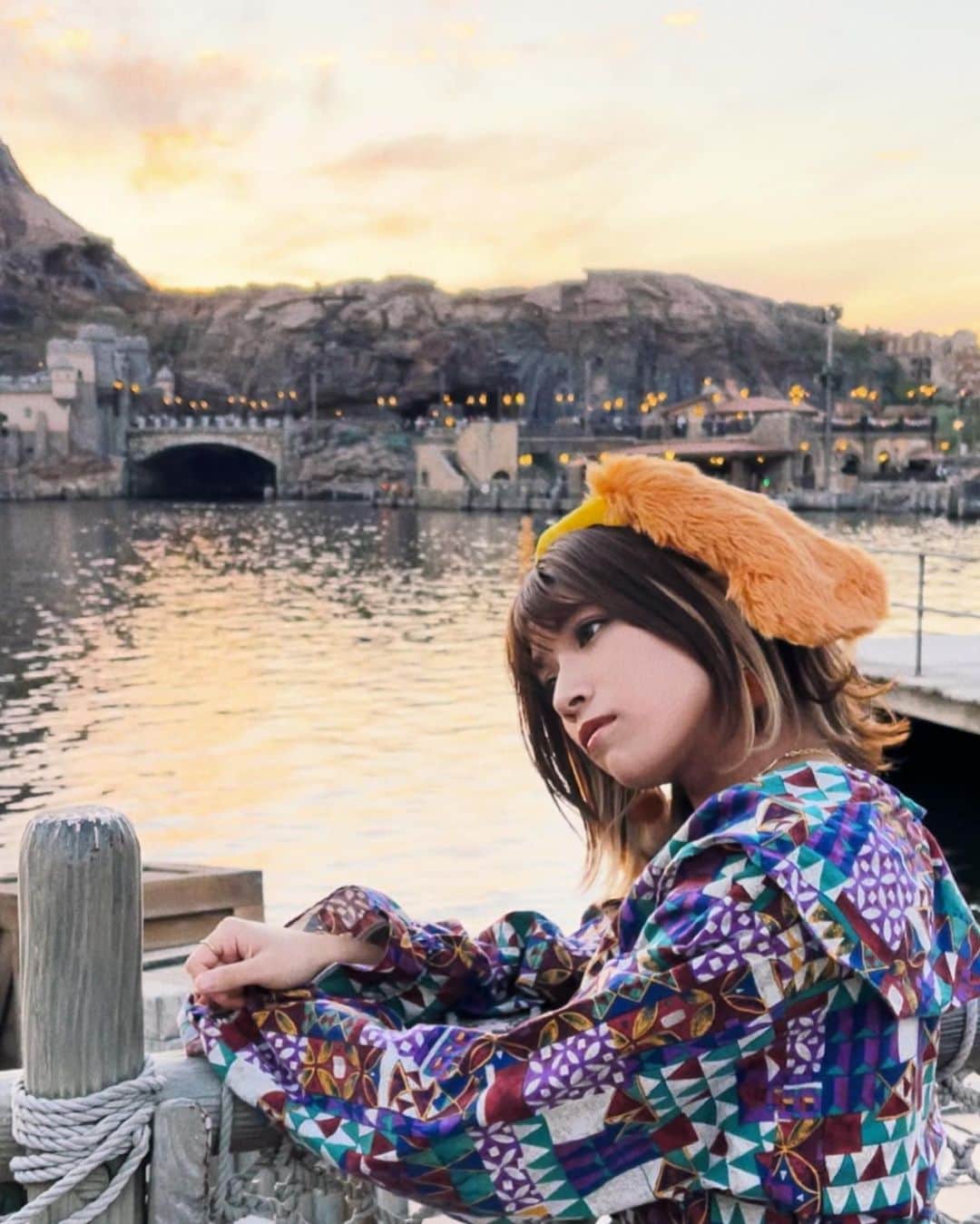 福山あさきのインスタグラム：「ハロウィンディズニーしてきた時の写真🎃  ディズニーシーの夕方と夜の雰囲気が大好き。水に移る夕日と綺麗に撮ってもらいました🫶🌷  #ディズニー #ディズニーシー #ディズニーコーデ #ハロウィンディズニー #dハロ  #Disney #disneysea」