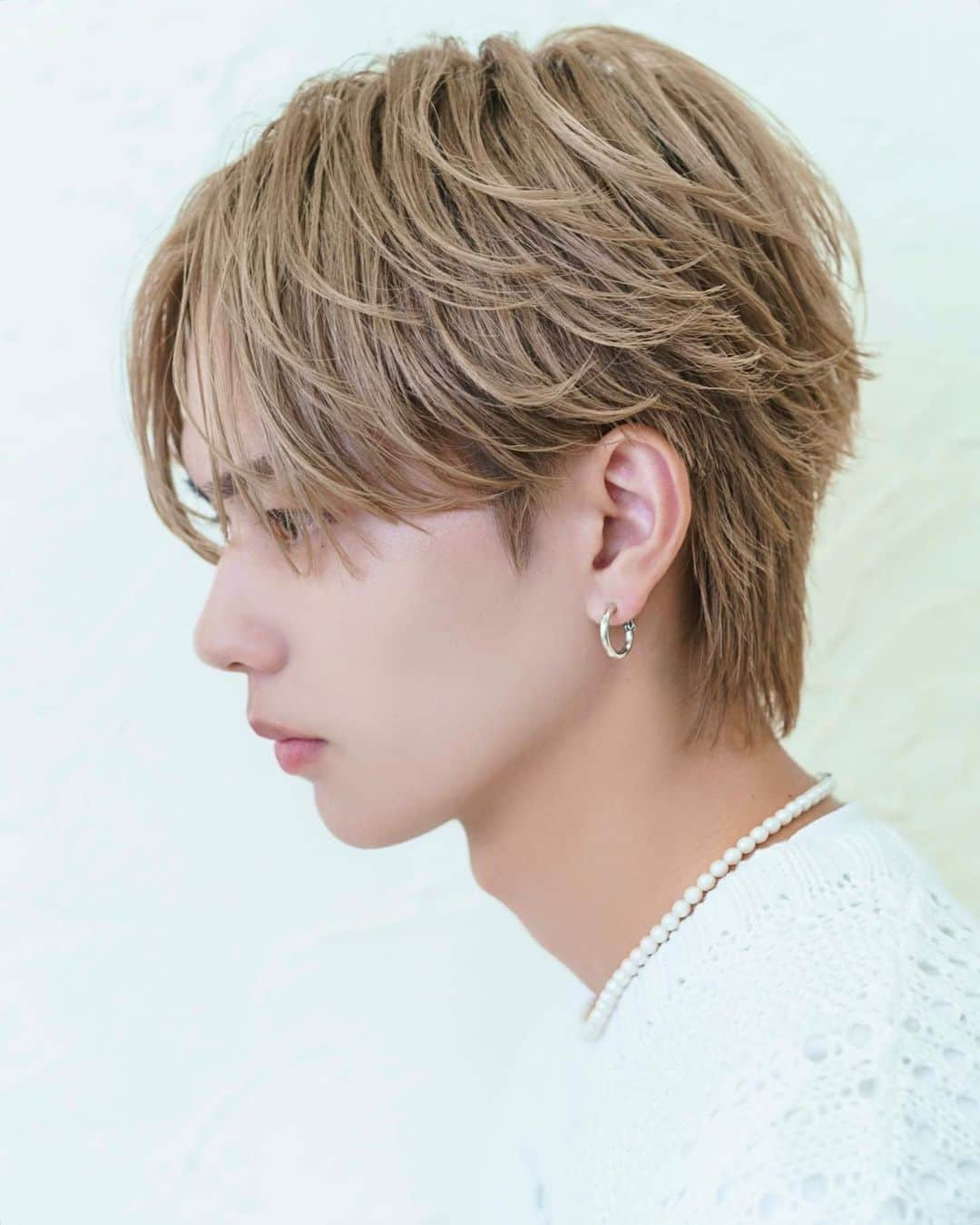 出井直助さんのインスタグラム写真 - (出井直助Instagram)「. 🇰🇷NEW STYLE✂️  【フロンティアセンターパート】other cut📸  人気の韓流センターパートの顔まわりに、 " こぼす " 毛束をプラスして男の色気を演出💋😎 シースルーも毛流れも楽しめるSTYLE🙆‍♂️  #メンズヘア #メンズショート #韓流ヘア #韓国ヘア #韓国ショート #カルマパーマ #韓流 #韓流マッシュ #韓流センターパート  #メンズセンターパート #シースルー #シースルーマッシュ #가르마펌 #남자머리 #남성파마 #파마헤어　#잘생긴남자 #시스루뱅」11月2日 20時27分 - ocean_naosuke