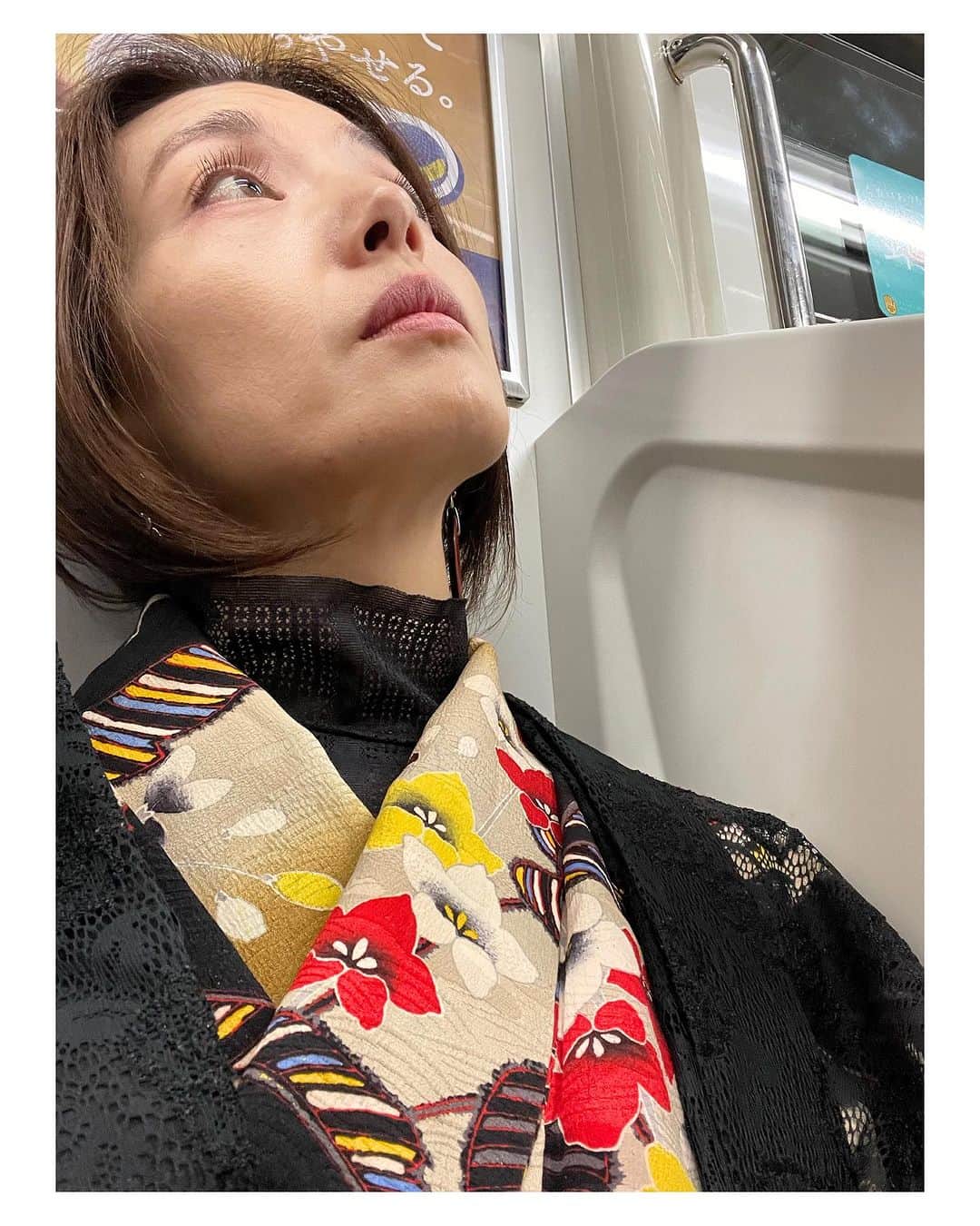 笹峯愛のインスタグラム：「久々に下北沢へ。  行って、観劇したら すぐ帰る…だけど、着物でいざ。  と、言うても インナーはヨガウェアだし 帯ではなくベルトで 草履ではなく靴（しかもペタンコ）  着物を着ると言うよりも 羽織る…に近い感覚。」