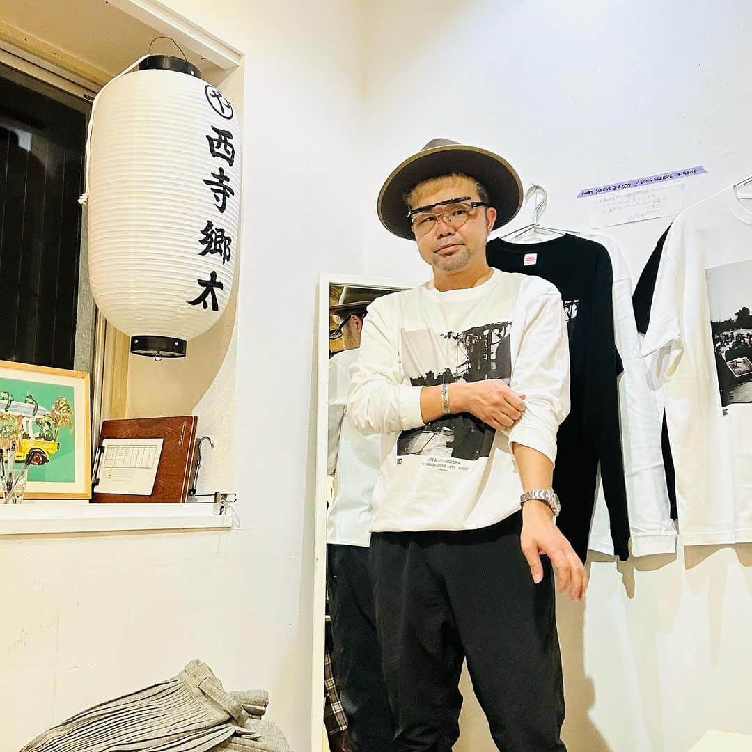西寺郷太のインスタグラム：「チャーべ君のアドバイスで白ロンTのXLをパンツにインで着てみました。デカいかな？と思ったんですが、いい…。 おしゃれな人のアドバイスは素直に聞こうと思いました。」