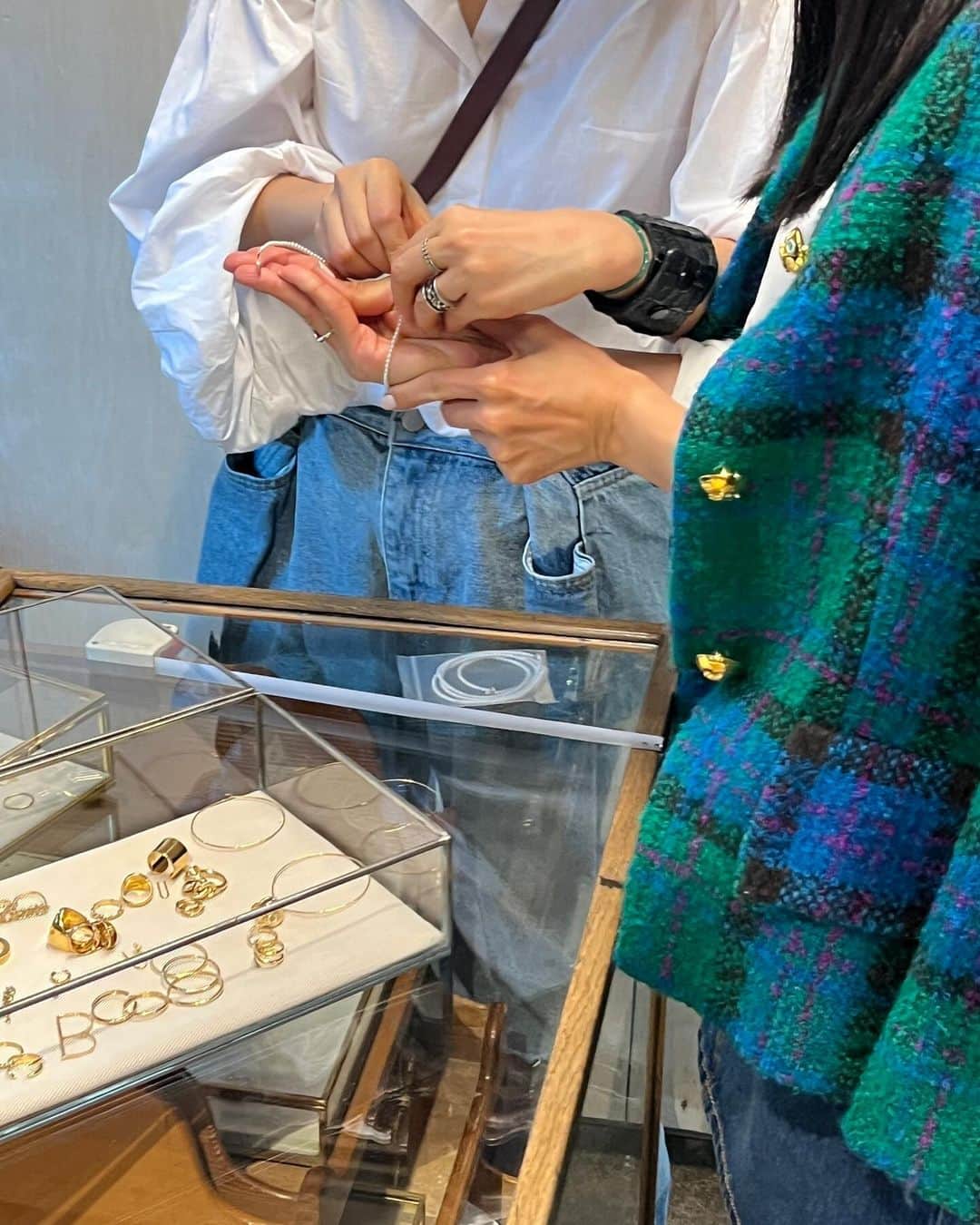 ワン・ビンナさんのインスタグラム写真 - (ワン・ビンナInstagram)「오늘 하루 참 알찼네💚💙 @h.r_jewelry 에서 예쁜 주얼리도 구매하고 토요일까지 열리는 오뎅파티도 즐기고 와인도 마시고😘  #2023년마지막더운날일거같은날」11月2日 20時28分 - bitnawang