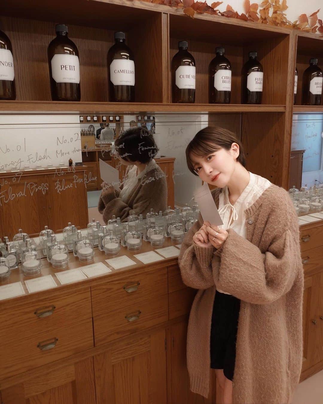 ゆ い りのインスタグラム：「世界に1つだけの香水🍸🧊✨ ずっと行ってみたくて念願だった ann fragranceさんで香水を作ってきました🕯️  30種類以上の香りの中から 好みのものを組み合わせて新しい香りを作っていくの📝 何十万通りもの香りが作れて、 さらにそこから好きな香りを強めたり 自分好みにカスタマイズができるよ 💡💎  一緒に行った子とも全然好みが違うくて それだけでも面白かったし、 私の選んだ香りを見て調香師さんが ウッドやジャスミンの香りが好きなんですね ってピンポイントで当てられて面白かった🥹 組み合わせでわかるみたい…！！  1時間くらいで体験できて、 できた香水は持って帰れるから 作った楽しい思い出ごと持ち帰った気分🌸 すごく楽しかったから皆さんもぜひ💞✨  @annfragrance #annfragrance #原宿」