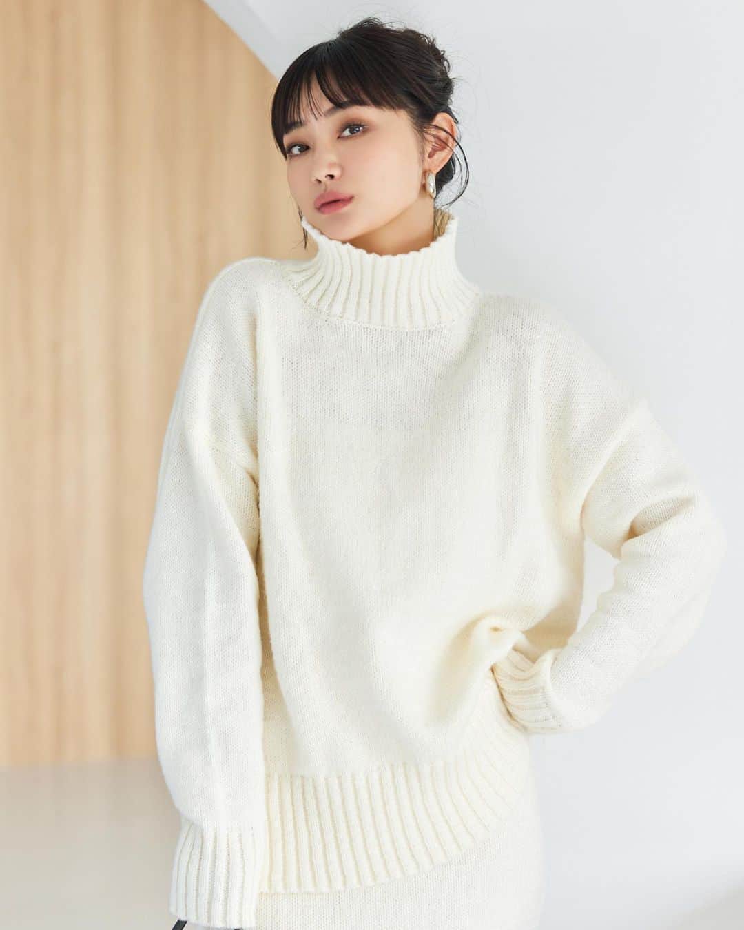 柳橋唯のインスタグラム：「発売前からお問い合わせが多かった @fifth_store さんとのコラボ第三弾が発売開始です♡  詳細は今回もYouTubeにてご紹介させていただいておりますので、こちらでは簡単にコラボアイテムのお披露目です。 #YouTube限定お得なクーポンもあります㊙️  1枚目 絶対使えること間違い無し！ ただ着るだけで可愛い#ネックスリットタートルニット  2枚目 ぜひセットアップでどうぞ♡ 着心地と使いやすさを兼ね備えた#バックスリットニットスカート  3枚目 お尻が隠れる丈感がツボ オシャレ見え編み地の#アランケーブルルーズニット  4枚目&5枚目 ふわふわこそ正義！ ショート丈でスタイルアップ間違い無し#ウール混ミックスニットカーディガン  6枚目 シンプルイズベスト ベーシックで長くご愛用いただける#ハイウエストタイトスカート  以上5アイテムとなります。 今回も細かな部分までこだわって作りましまので、皆さまのお手に取っていただけたら幸いです♡  #PR #fifth #フィフス #fifthtl #フィフスタイル」