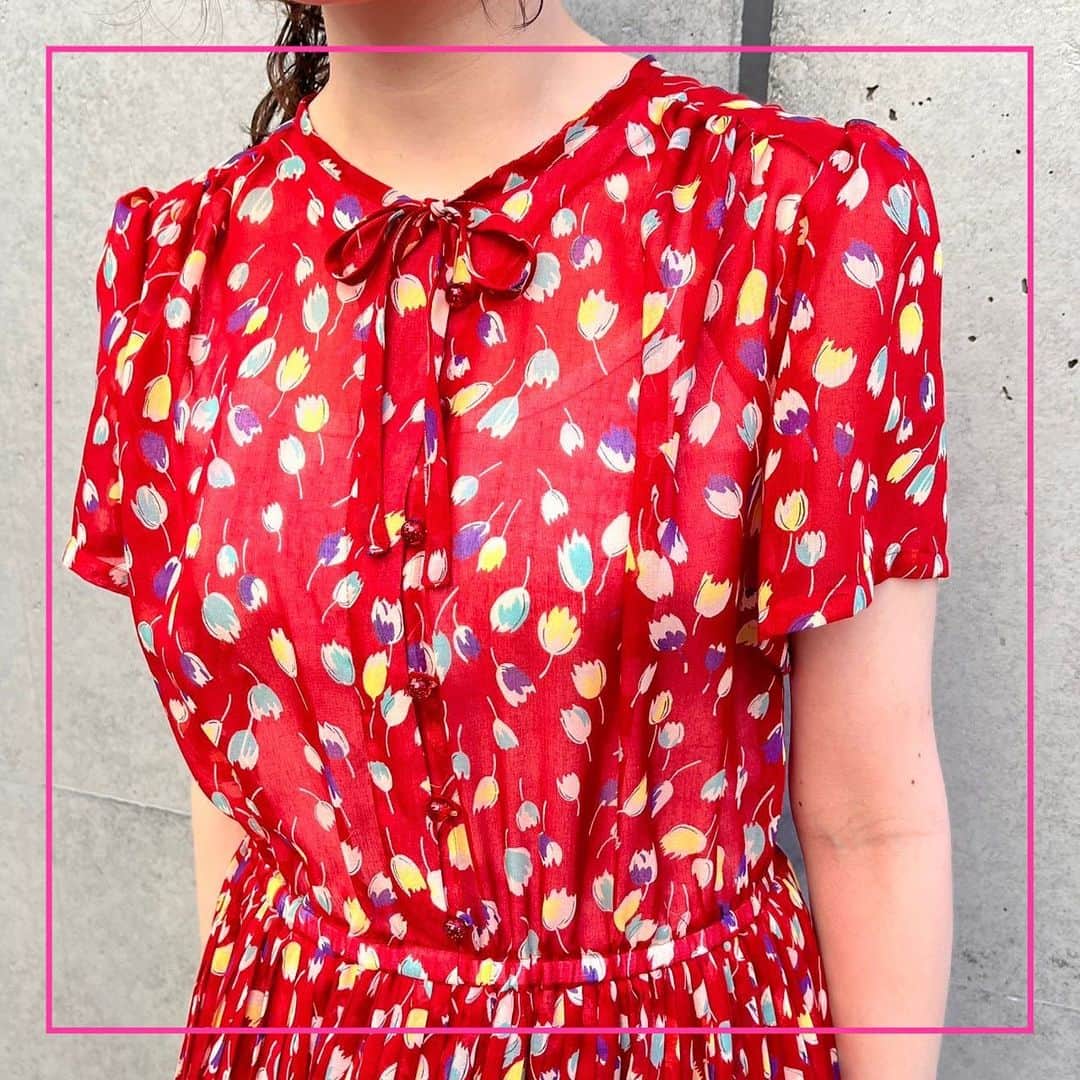 Dot&Stripes CHILDWOMANのインスタグラム：「. . 【2024 SPRING COLLECTION】 . . チューリッププリント プリーツ半袖ワンピース アカ.クロ/フリーサイズ 品番11-01-OP-002-24-1 ¥38,500(税込) 4月上旬頃入荷予定 (ZOZO TOWN/Ambidex store 1/26〜予約スタート) . リップストップ アーミージャケット カーキ/フリーサイズ 品番16-01-JK-001-24-1 ¥19,580(税込) 2月上旬頃入荷予定 (ZOZO TOWN/Ambidex store 12/1〜予約スタート) . 着用スタッフ160cm . . #dotandstripeschildwoman #childwoman #myfav  #childwomanparici #Okumo #2024ss」