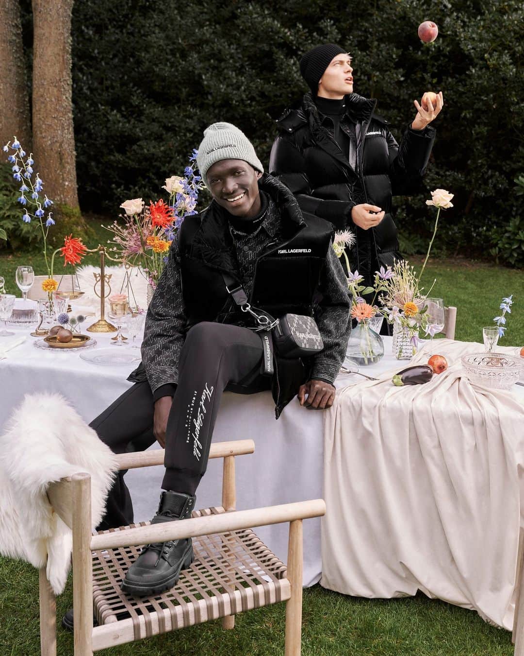 カールラガーフェルドのインスタグラム：「Out of the city and into the woods — a winter getaway awaits you. #KARLLAGERFELD」