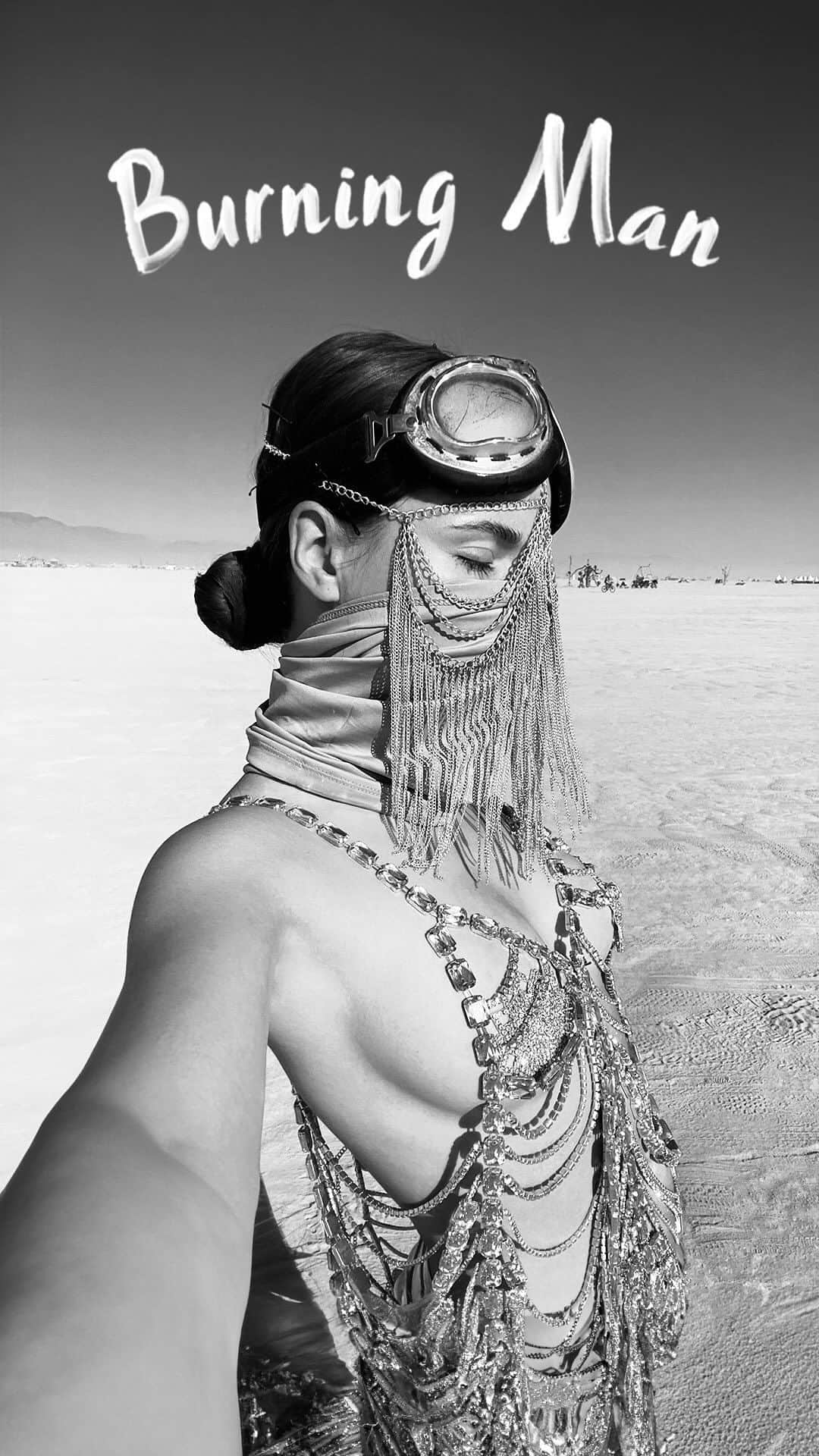 Sasha Spilbergのインスタグラム：「Пошла за продуктами! 🗿」