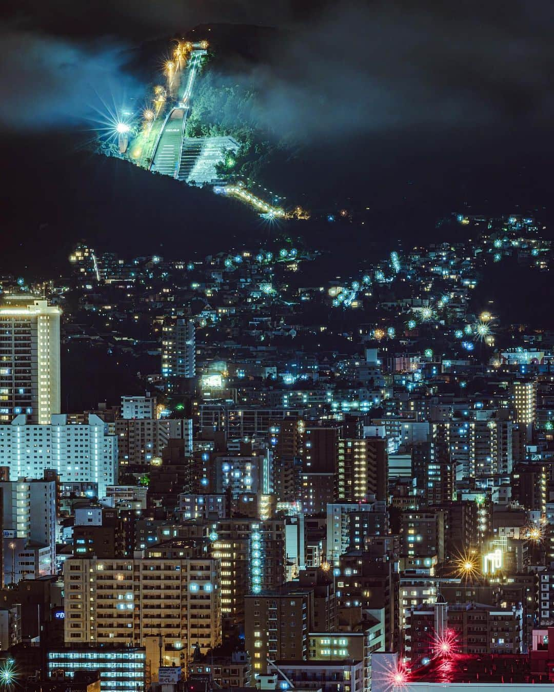 田津原理音さんのインスタグラム写真 - (田津原理音Instagram)「北海道の夜景はなんかでかかったです！  date:2023.9.1 location:Hokkaido #噛んだメカニズム説明してくる奴奴 #写真と一言 #広がり同盟 #japan_city_blues #myjapan #jalan_travel  #retrip_nippon #raw_community #jp_gallery #sorakataphoto #s_shot #tokyocameraclub #love_bestjapan #japaoonline #nipponpic #total_japan #best_photo_japan #art_of_japan_ #nipponpic #as_archive2023 #eosr5 #rf70200f28lisusm」11月2日 20時32分 - rion_tadzuhara