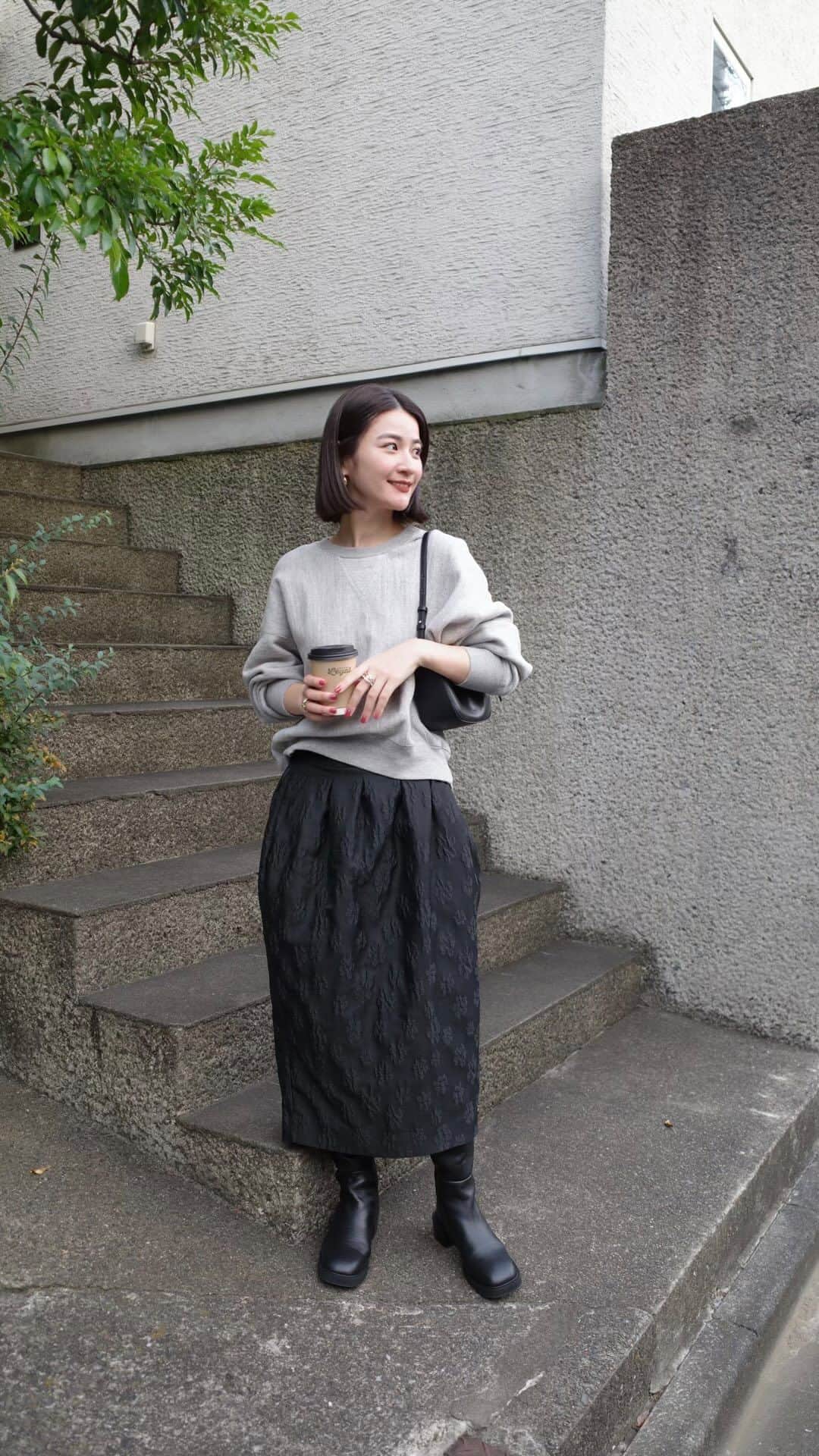 中瀬古ゆきなのインスタグラム：「day off.  カフェラテ買ってご近所散歩。  表面感が今年らしいジャガードスカートは スウェット合わせで休日仕様に。  @lounie_jp × @kanakosato1019 さんの コラボアイテムです。  立体的なオリジナルジャガードが可愛くて まあるいシルエットなところがお気に入り◎  #LOUNIE #ルーニィ #通勤コーデ」