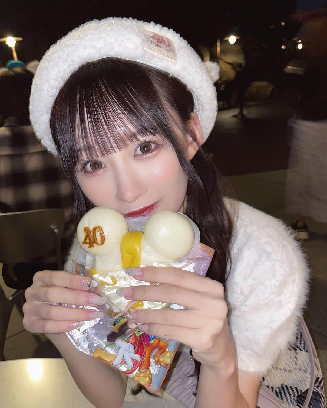 音嶋莉沙のインスタグラム：「リトルグリーまんは毎回食べる♡ 40周年のマークが付いてるうきわまん食べちゃった☺️ 限定に弱いよ🙊 他にもいっぱい食べたけど全部美味しかったなぁ〜   #disneysea」