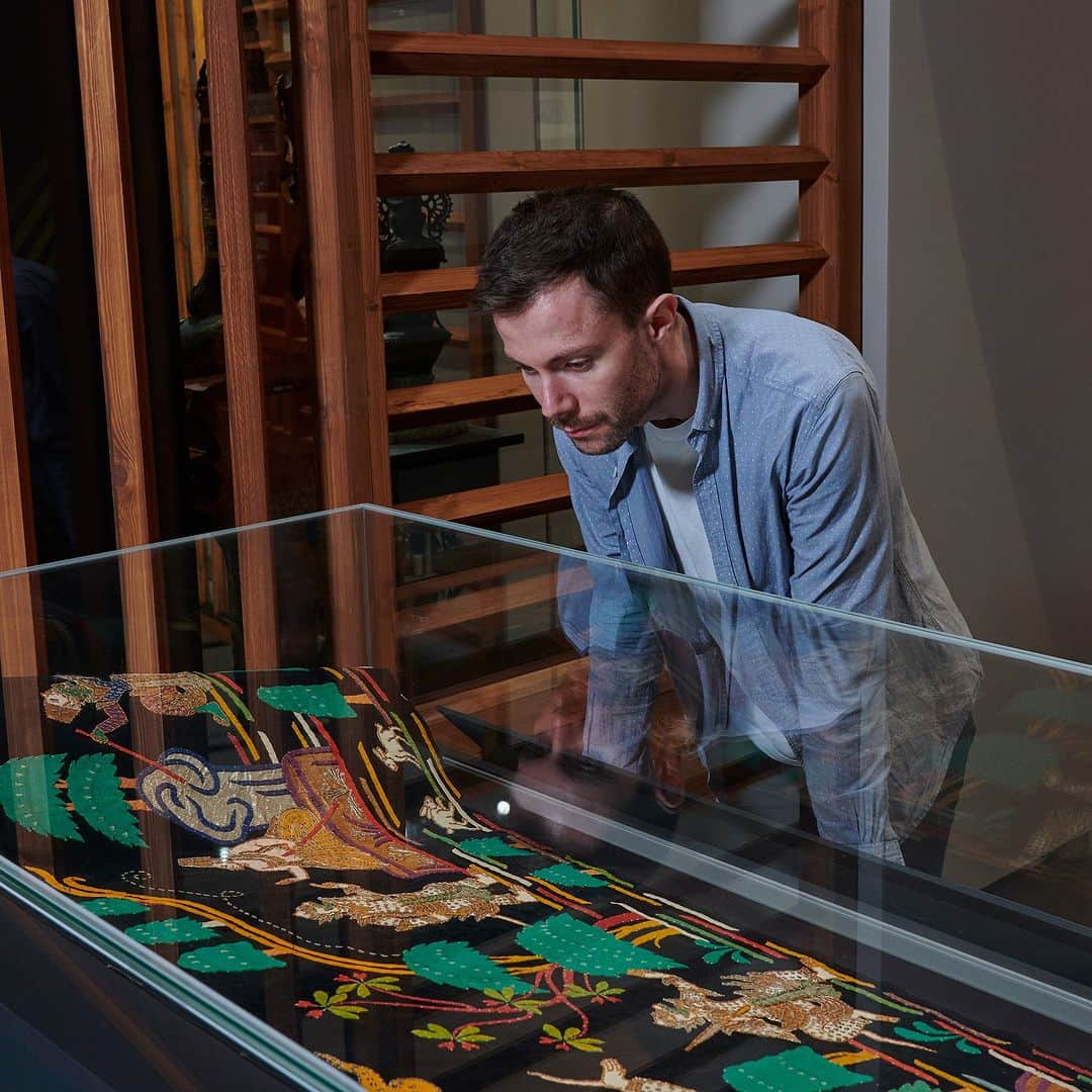 大英博物館のインスタグラム：「Our brand-new #BurmaToMyanmar exhibition is now open!   This unprecedented exhibition offers ‘a striking introduction to the country's rich history’ (The Standard)  Book your tickets via the link in our bio 🎫   Experiencing decades of civil war and now ruled again by a military dictatorship, Myanmar – also known as Burma – is an isolated figure on the world stage today, whose varied and rich history is little known in the West.  However, the extraordinary artistic output of its peoples, over more than a millennium of cultural and political change, attests to its pivotal role at the crossroads of Asia.   🏛 ‘Burma to Myanmar’ is on display until 11 February 2024.   Tickets are selling fast – book yours today via the link in our bio.   Supported by  Zemen Paulos and Jack Ryan  📸 Inside the exhibition.  #BritishMuseum」