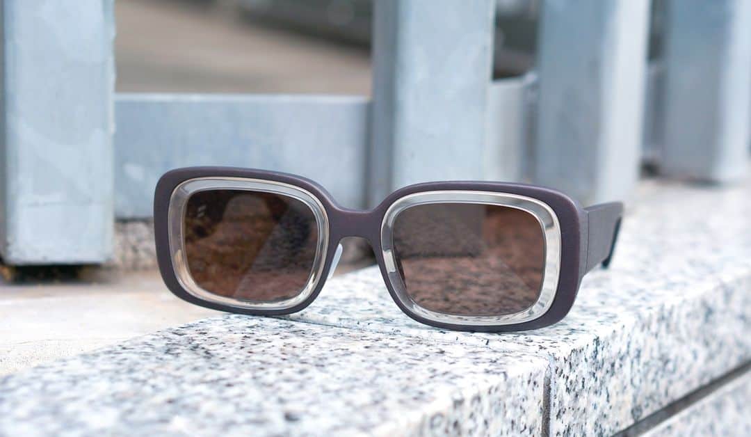 MYKITA SHOP TOKYOのインスタグラム：「【STUDIO13.1】   3Dプリンターで作成したボディに、レンズ周りにアセテートリングを組み合わせたSTUDIO13.1。 トレンド感のあるフロントシェイプは、お顔にのせると存在感がありコーディネートのアクセントととなります。 これだけのボリューム感がありながら、ポリアミドというナイロン素材を使用している為、軽く掛けやすいモデルとなっております。 ぜひ店頭にてお試しいただきたい1本です。   STUDIO13.1   STUDIO13.1 is a 3D printed body with acetate rings around the lenses. The trendy front shape has a sense of presence when placed on the face and will accentuate your coordination. Despite its volume, this model is light and easy to wear because it is made of polyamide, a nylon material. This is a model that we hope you will try in our stores.   #mykita #mykitastudio  #sunglasses  #sunglassesfashion  #マイキータ  #サングラス」
