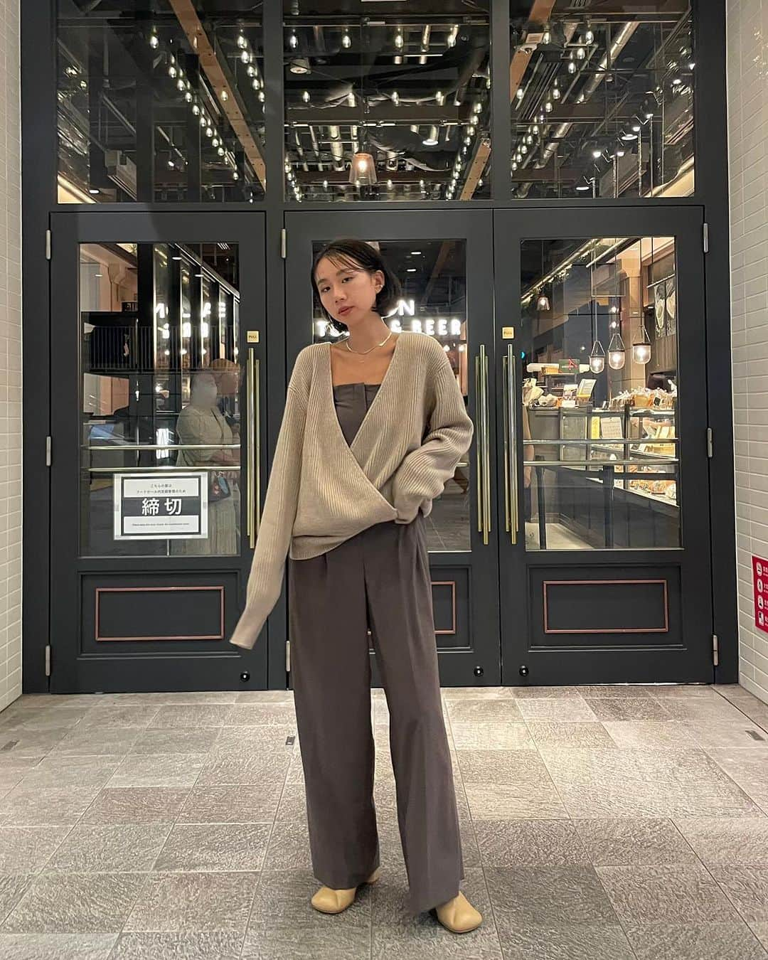 ETRÉ TOKYO ストアさんのインスタグラム写真 - (ETRÉ TOKYO ストアInstagram)「@etretokyo  【11/2 New Arrival】  ㅤㅤㅤ ㅤㅤㅤ #ETREカシュクールニットプルオーバー BEIGE / GREY F size ¥24,200(tax in) ㅤㅤㅤ ㅤㅤ ㅤㅤㅤ新宿スタッフ @etretokyo_nami 167cm  BEIGE着用  本社スタッフ @sakiko_113 154cm BEIGE着用  ㅤㅤㅤ  ㅤㅤㅤ┈┈┈┈┈┈┈┈┈┈┈┈┈┈┈┈┈┈┈ ㅤㅤㅤ ㅤㅤ  【INFORMATION】 ⁡ㅤㅤㅤ ⁡ ※11/2(木)発売のアイテムは、11/3(金)12:00よりお在庫のある場合、ルミネカード会員様限定で店舗通販のご利用が可能です。  ⁡ ※お電話がつながりにくい可能性がございます。 ⁡ ※また混雑時には入場制限及び 試着点数の制限を設けさせて頂きます。 予めご了承ください。 ⁡ ⁡ ご理解、ご協力を賜りますよう 心よりお願い申し上げます。   ㅤㅤㅤ 【LUMINE SHINJUKU STORE】 ETRÉ TOKYO ルミネ新宿2店 TEL：03-5989-0979  ー営業時間ー (平日、土日祝)11:00-21:00 ⁡  #etretokyo#etre#fashion#etretokyoshinjuku #etre#2023etre#etretokyo_staff_ootd#2023aw #大人ファッションコーデ #シンプルスタイル #オトナカジュアルコーデ #深vニット #カラーニット #カシュクール #ワントーンコーディネート」11月2日 20時37分 - etretokyo_store