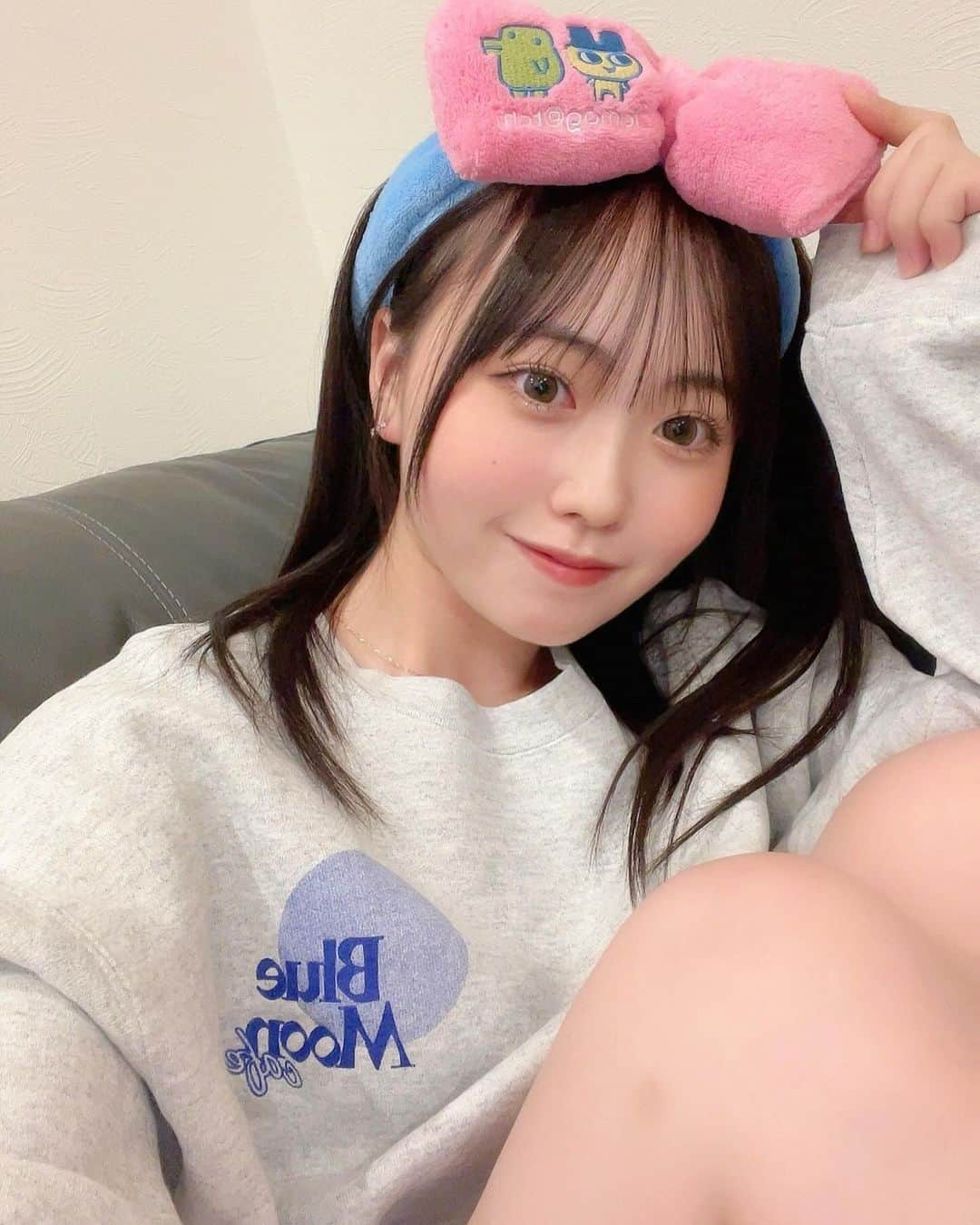 渡邊美華のインスタグラム：「友達とノリで買ったヘアバンド可愛くてお気に入り🥚 . . . . . . . . . #ヘアバンド #ヘアバンドコーデ #ヘアバンド女子 #大学生の日常 #大学生のくらし #お家コーデ #お家コーディネート #丸顔メイク #丸顔コーデ #童顔女子」