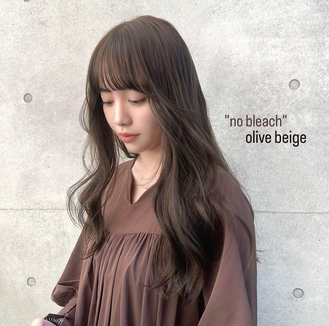 古賀美紀のインスタグラム：「【人気NO1！bleach無しでできる色素薄めカラー】 嫌な赤みを消してくれて透明感抜群な  「 #オリーブベージュ ❤︎」  現在の明るさより明るくしたい方、地毛からのカラーのお客様はダブルケアカラー  選択お願いします♡  ✨オススメメニュー✨ "人気No.1" ✔️プレミアムケアカラー　¥11400~ 毛髪強化剤♡髪の毛を補強し切れ毛・枝毛を98.6%防ぎます！ →髪の毛に凄く良いので、髪の毛を綺麗に持続させたい方オススメです！  "前処理剤オプションメニュー" 毛髪は、約80%のタンパク質（PPT）と 約5%の脂質（CMC）約12%の水分で構成されています。  前処理剤のPPTとCMCを＋する事で カラーの仕上がりとカラーの持続性をUPします♡！  ✔️CMC ¥1500 ブリーチ、ヘアカラーの薬剤を均一に浸透させる。 ダメージ補修と保湿をし髪表面をツヤやかに 指通りをよくする。 →髪の硬さ、パサつき、ゴワつきは cmcが失われてるのでオススメです♡！  ✔️PPT ¥1500 ダメージを補修し、ダメージで失った髪の タンパク質部分を補修し、弾力を与えてくれます。 ヘアカラーの再現性と持ちを高める。 →ダメージや色落ちが気になる方オススメ 【プレミアムケアカラーとの同時施術でさらに効果UP！】  ✔️CMC＋PPT ¥3000 更にクオリティを高めたい方オススメです♡  ※前処理を希望の方は、予約時にどの前処理をしたいか LINEしてください♡」