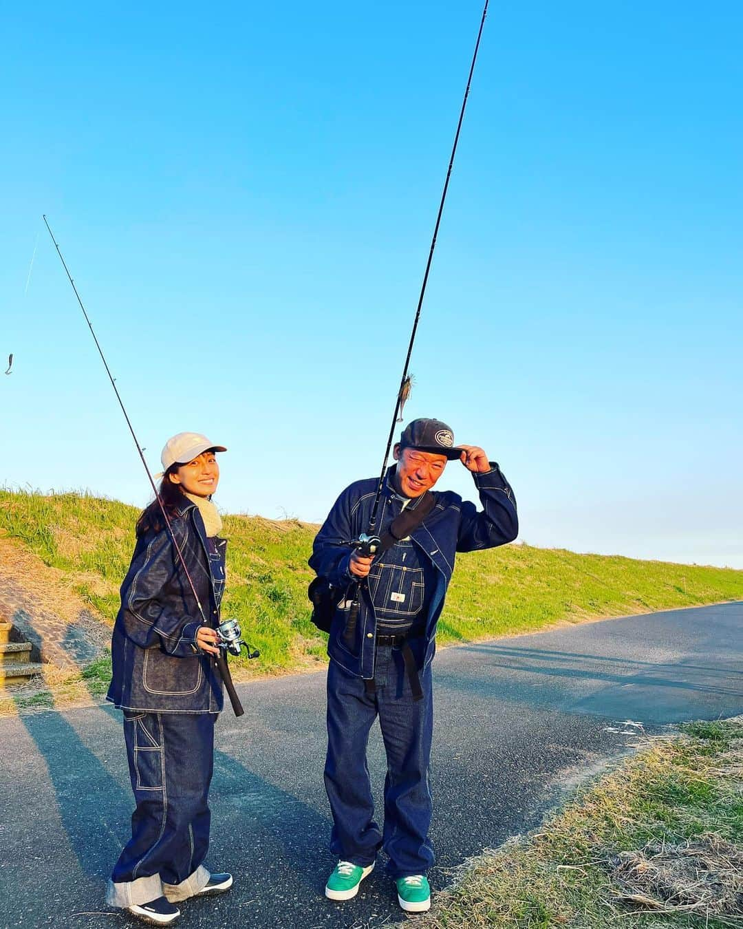 武井ドンゲバビーさんのインスタグラム写真 - (武井ドンゲバビーInstagram)「バス釣りっていいよなー🎣  スーパーフィッシングのロケでした。  釣りにキャンプに  楽しい動画になると思います。  チャンネル登録よろしくお願いします👌  #スーパーフィッシング #バスフィッシング #キャンプ #及川奈央 #武井ドンゲバビー」11月2日 20時49分 - takeidongebabee