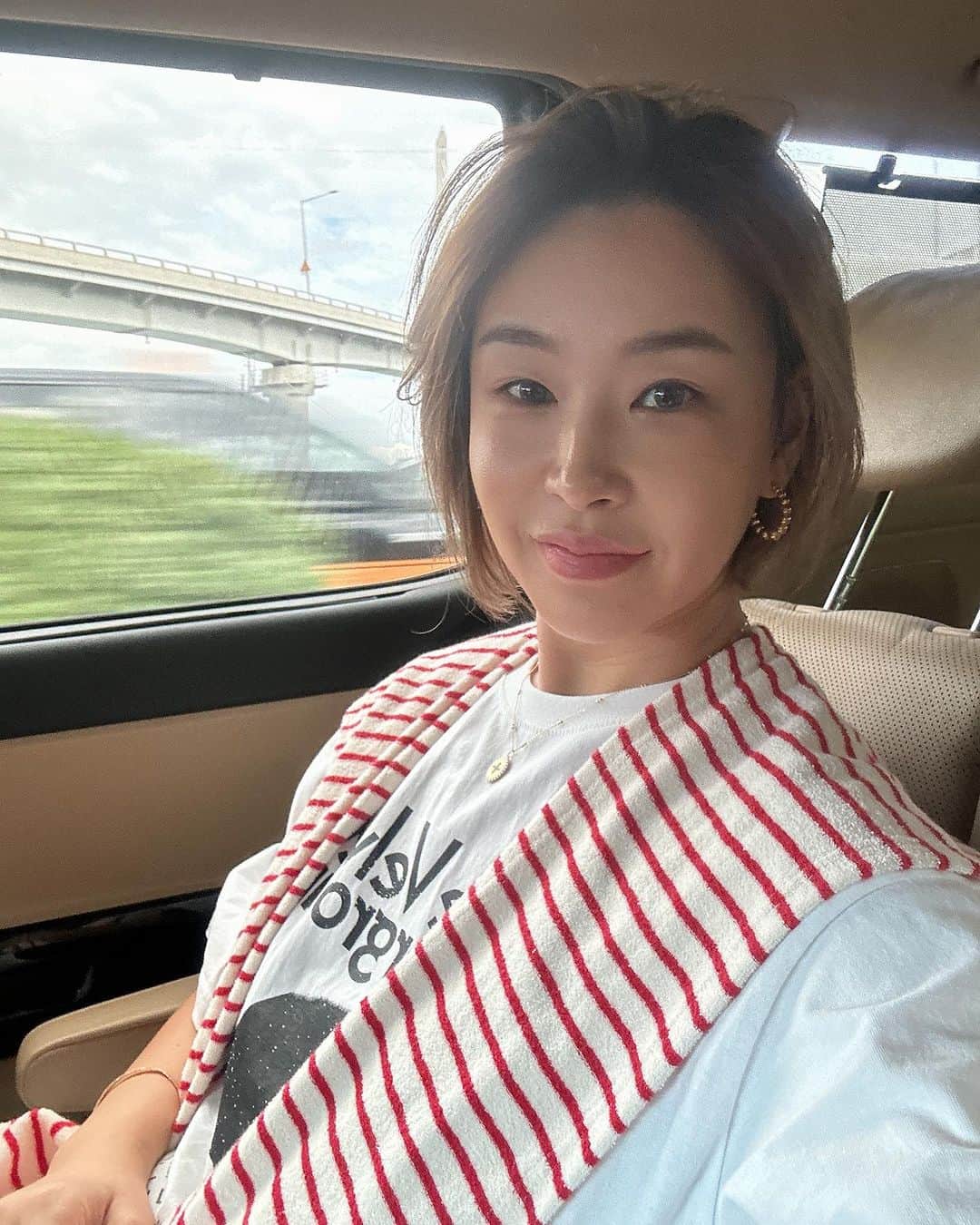 ペ・ユンジョンのインスタグラム：「동물원갔던날🙈🐷🐶🐯 차안에서 그노무 셀카질은..🤭 쨀! 우리 푸바오만나러 용인 함떠야하는데 그치? . . . #동물원가는날#푸바오보고싶다」