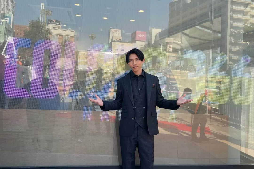 平野莉玖さんのインスタグラム写真 - (平野莉玖Instagram)「みなさんこんばんはー😆  今日は地元名古屋の新しくオープンした「COLORS.366」さんに呼んで頂きオープニングセレモニーでテープカットをさせて頂きました‼️🎉  とても貴重な経験でテープカットなんて一生に一度できるかわからないくらいに思っていたけれどこんな素敵なイベントに参加できてとても光栄です😌  週末の5日にはミニライブ＆トークイベントも控えておりますのでとても楽しみにしております😁  本日観にきていただいたファンの皆様そしていつも応援してくれる皆様本当にありがとうございます😊  5日も最高に楽しもうね😆  それと‼️明日とっても素敵な発表もありますのでお楽しみに😏  #RIKU #平野莉玖 #COLORS366 #NAGOYA #RKS #RKSRICKY #リクスリッキー」11月2日 20時42分 - riku_rks