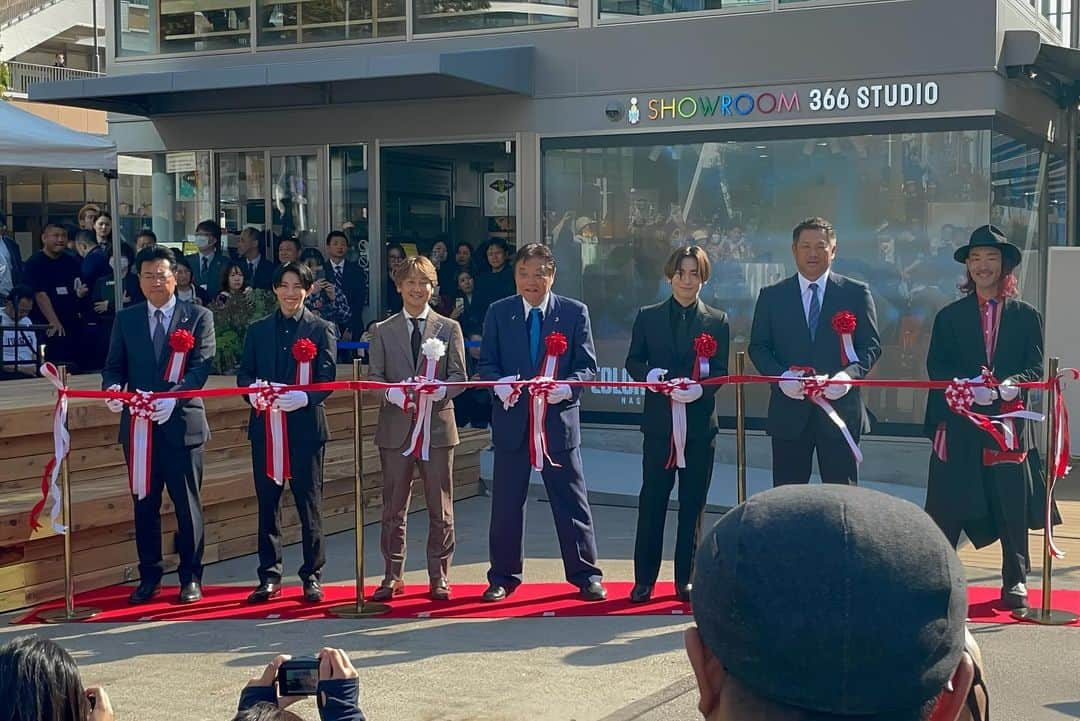 平野莉玖のインスタグラム：「みなさんこんばんはー😆  今日は地元名古屋の新しくオープンした「COLORS.366」さんに呼んで頂きオープニングセレモニーでテープカットをさせて頂きました‼️🎉  とても貴重な経験でテープカットなんて一生に一度できるかわからないくらいに思っていたけれどこんな素敵なイベントに参加できてとても光栄です😌  週末の5日にはミニライブ＆トークイベントも控えておりますのでとても楽しみにしております😁  本日観にきていただいたファンの皆様そしていつも応援してくれる皆様本当にありがとうございます😊  5日も最高に楽しもうね😆  それと‼️明日とっても素敵な発表もありますのでお楽しみに😏  #RIKU #平野莉玖 #COLORS366 #NAGOYA #RKS #RKSRICKY #リクスリッキー」